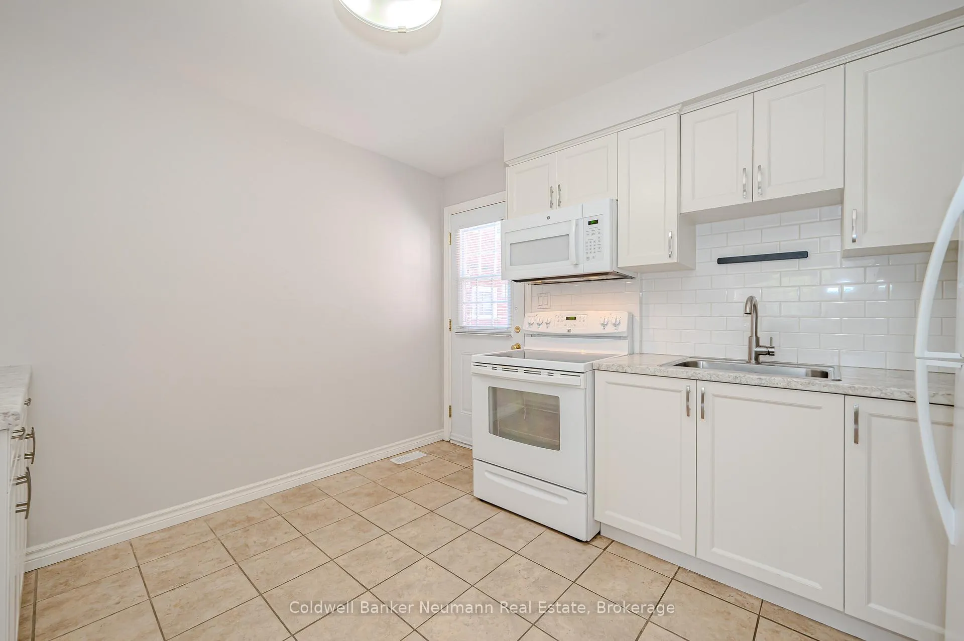 Photo 5 of 144 Princeton Drive, Hamilton, Sherwood — HOMEH