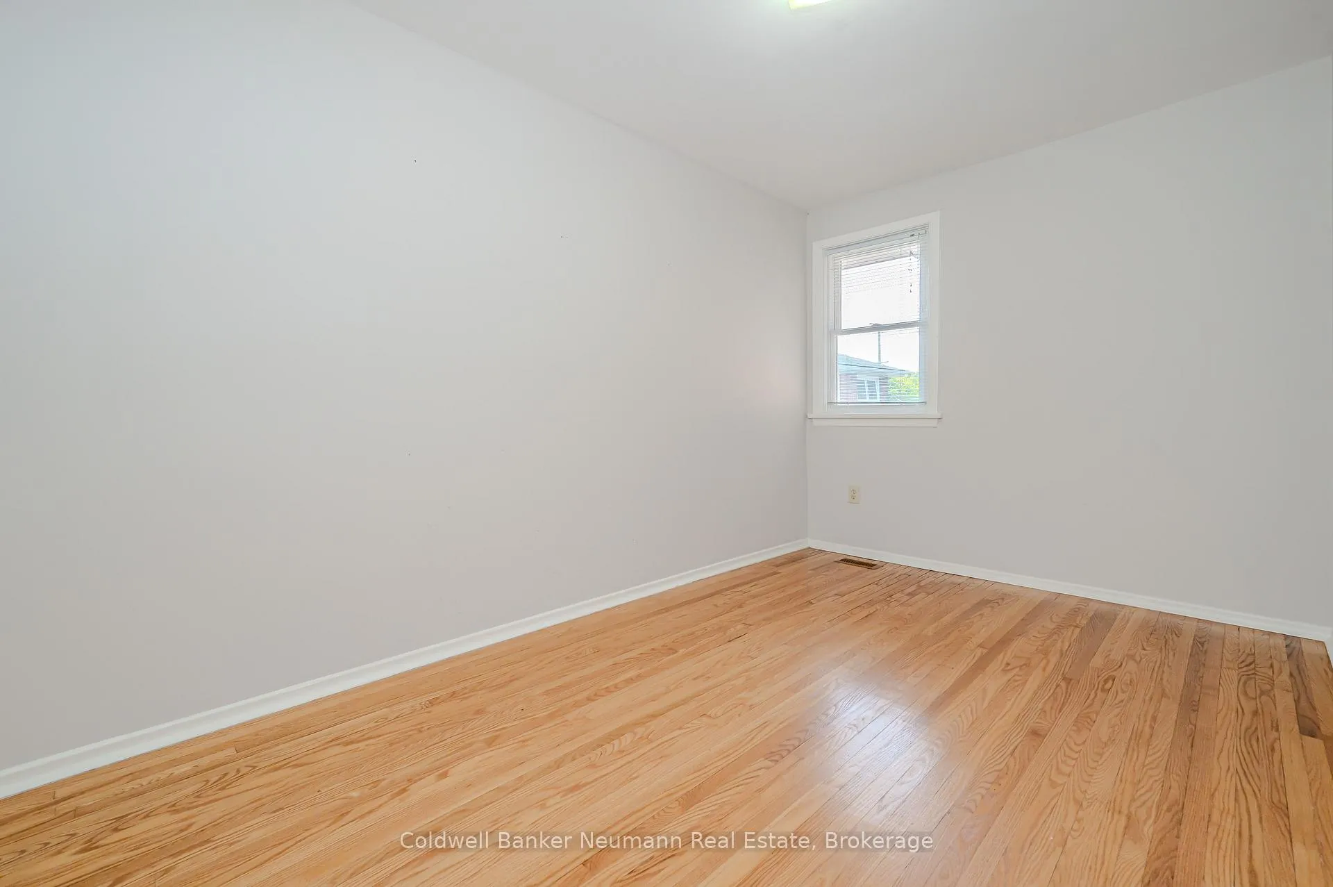 Photo 10 of 144 Princeton Drive, Hamilton, Sherwood — HOMEH