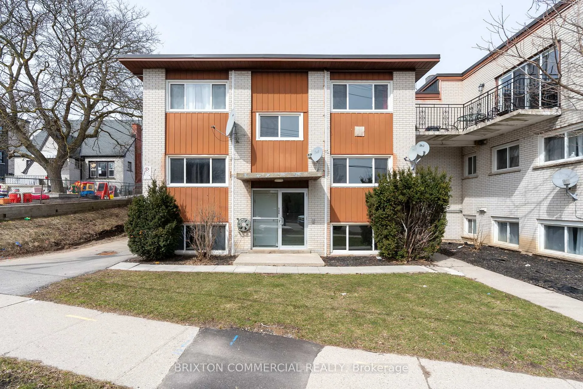 Front of Unit 6, 586 Victoria Street S