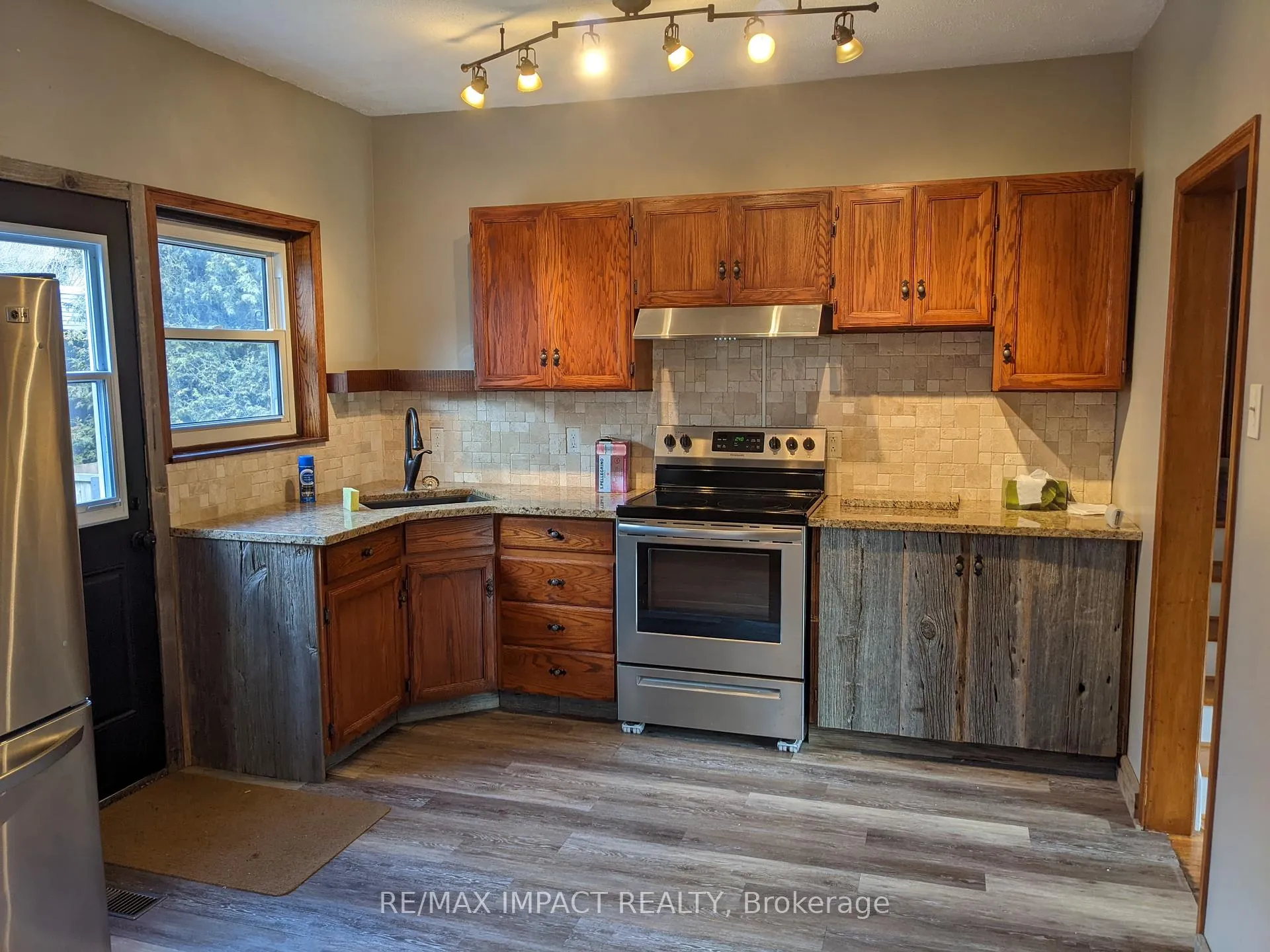 Photo 2 of 806 Stone Street, Oshawa, Lakeview — HOMEH