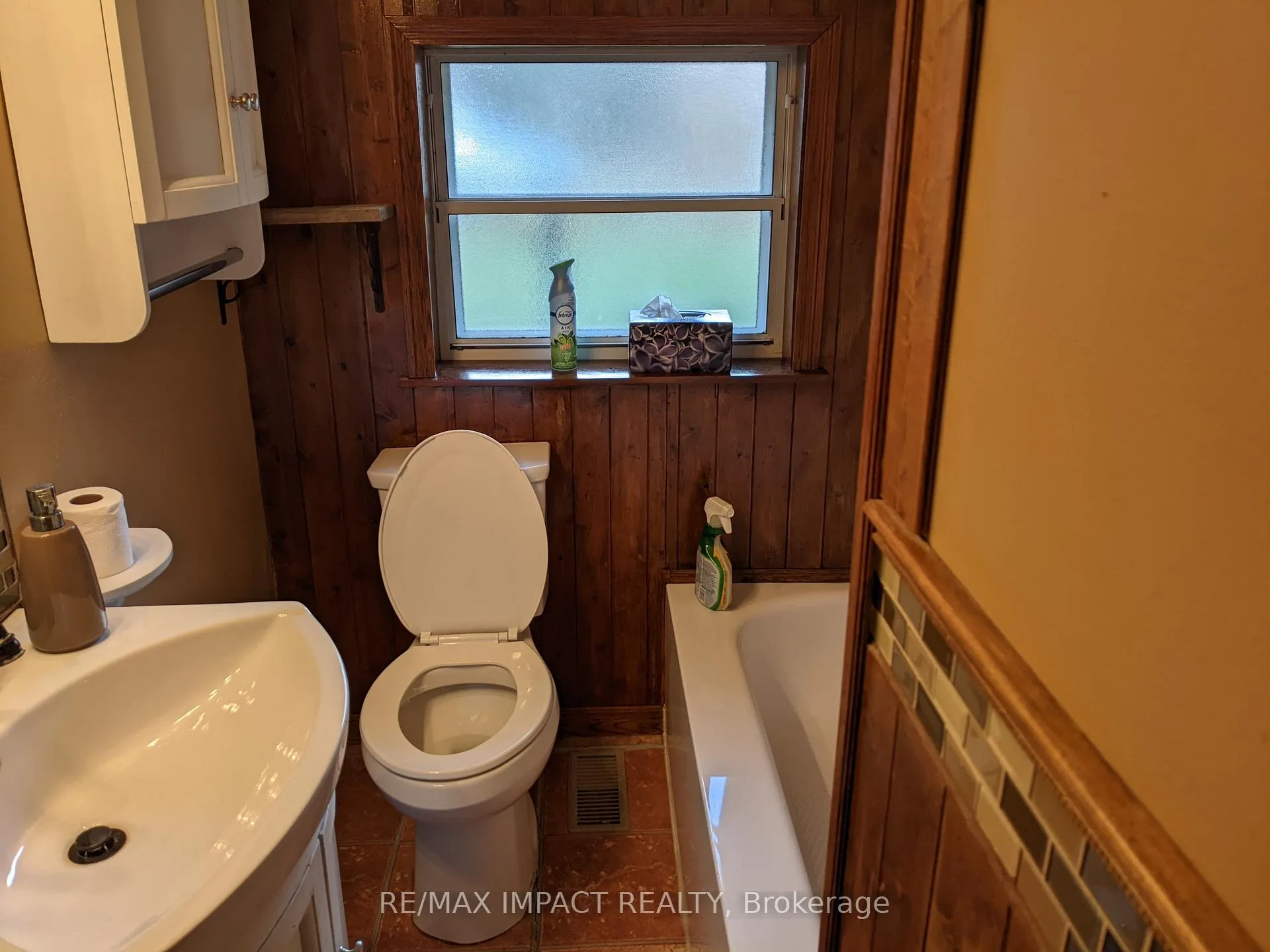 Photo 10 of 806 Stone Street, Oshawa, Lakeview — HOMEH