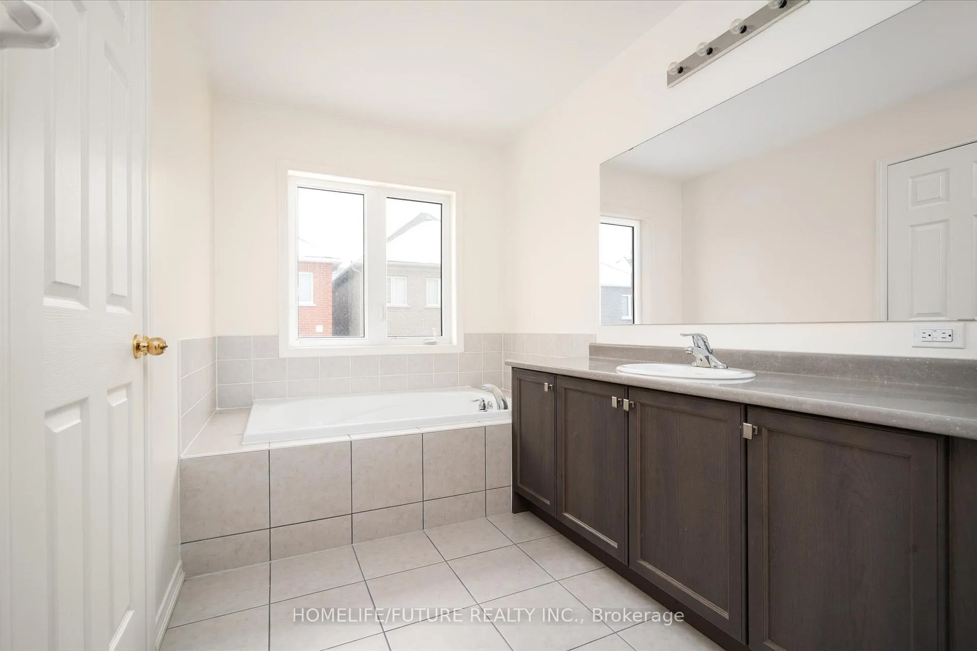 Photo 18 of 39 Barnfield Crescent, Ajax, Central East — HOMEH