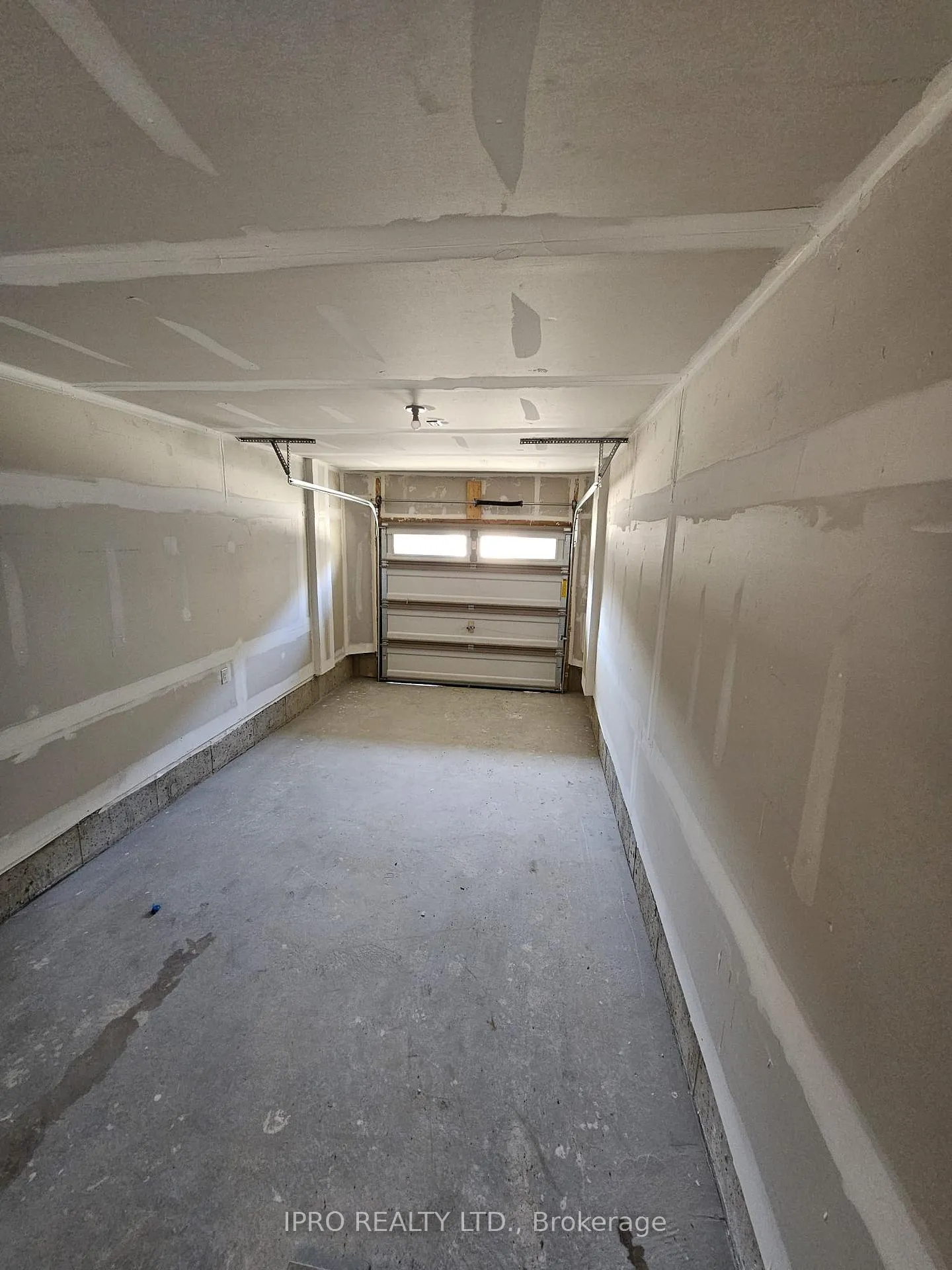 Photo 4 of 452 Salem Road S, Ajax, South East — HOMEH