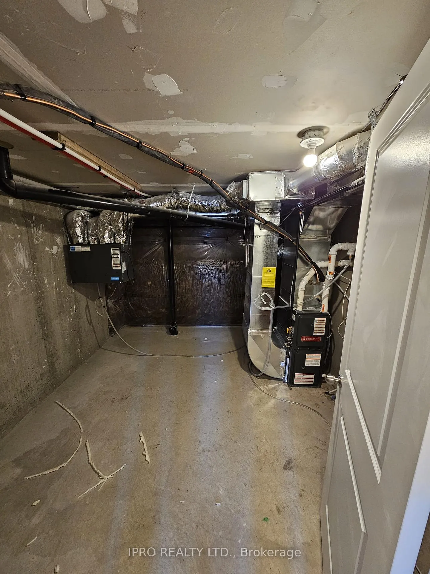 Photo 5 of 452 Salem Road S, Ajax, South East — HOMEH