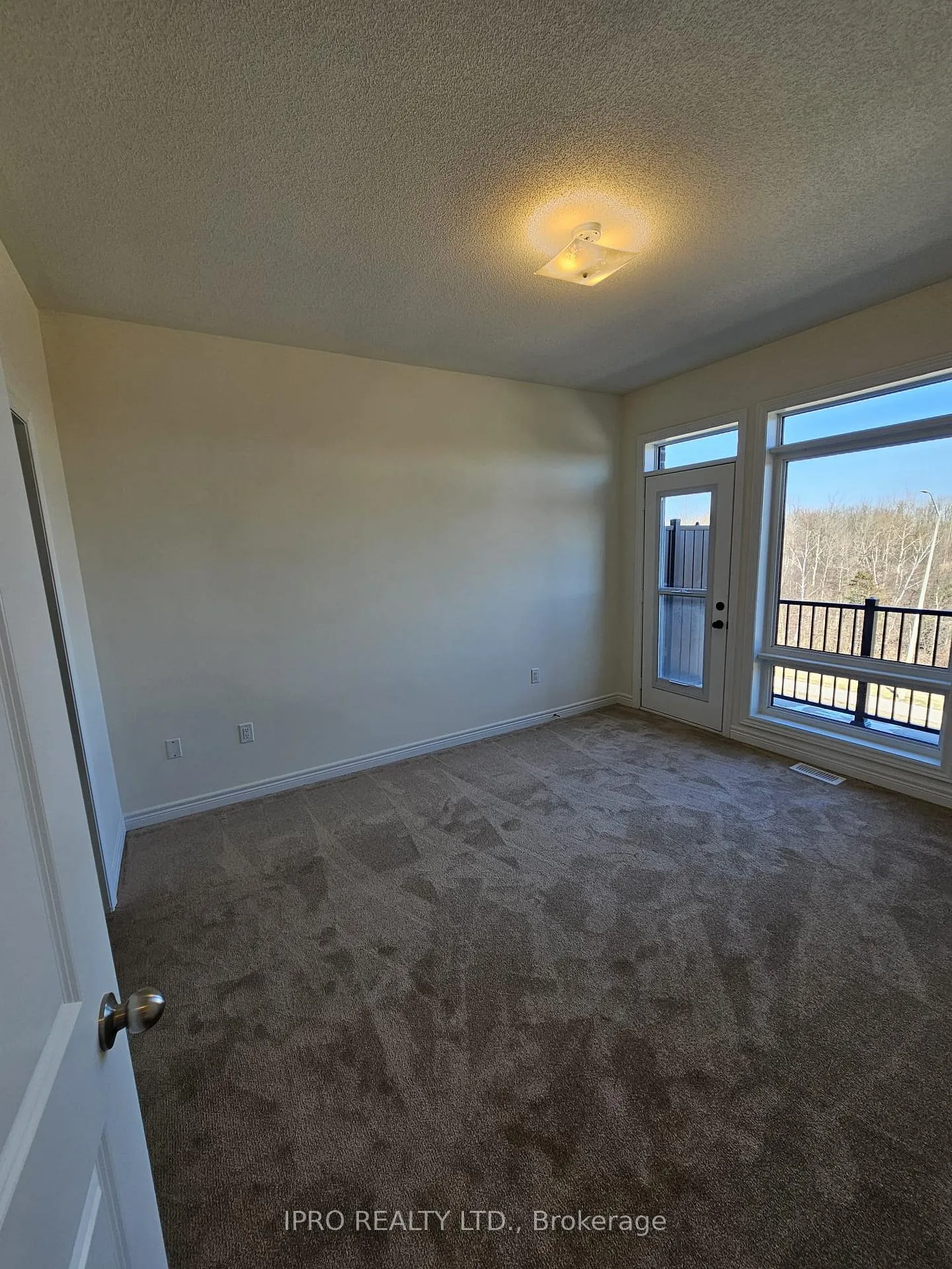 Photo 11 of 452 Salem Road S, Ajax, South East — HOMEH
