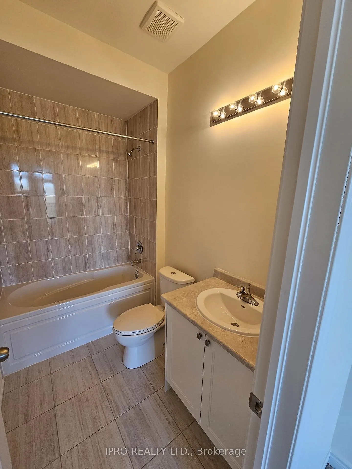 Photo 13 of 452 Salem Road S, Ajax, South East — HOMEH
