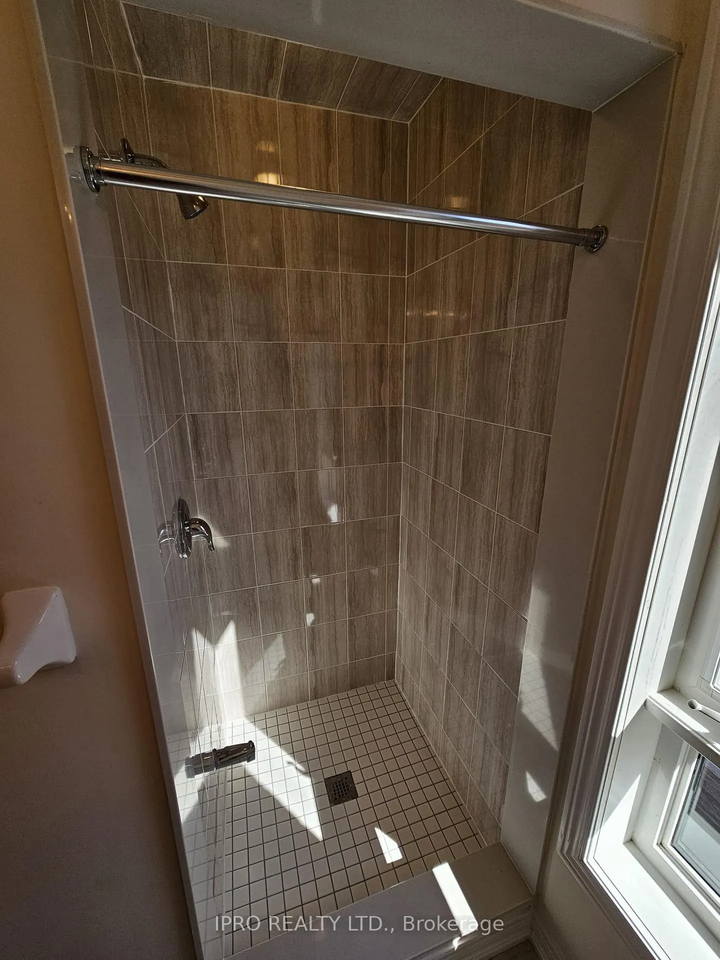 Photo 14 of 452 Salem Road S, Ajax, South East — HOMEH