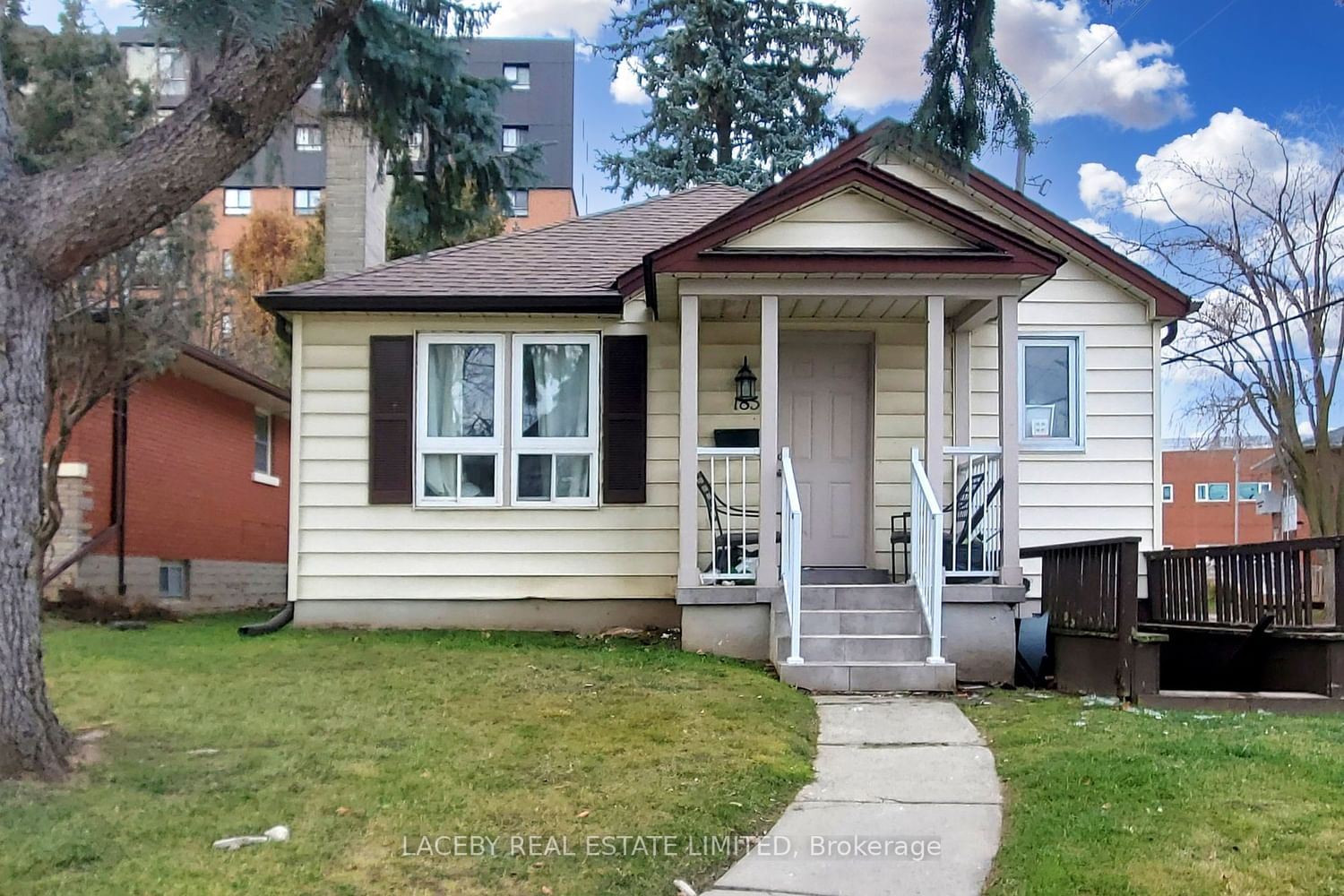 Front of 185 Regina St N