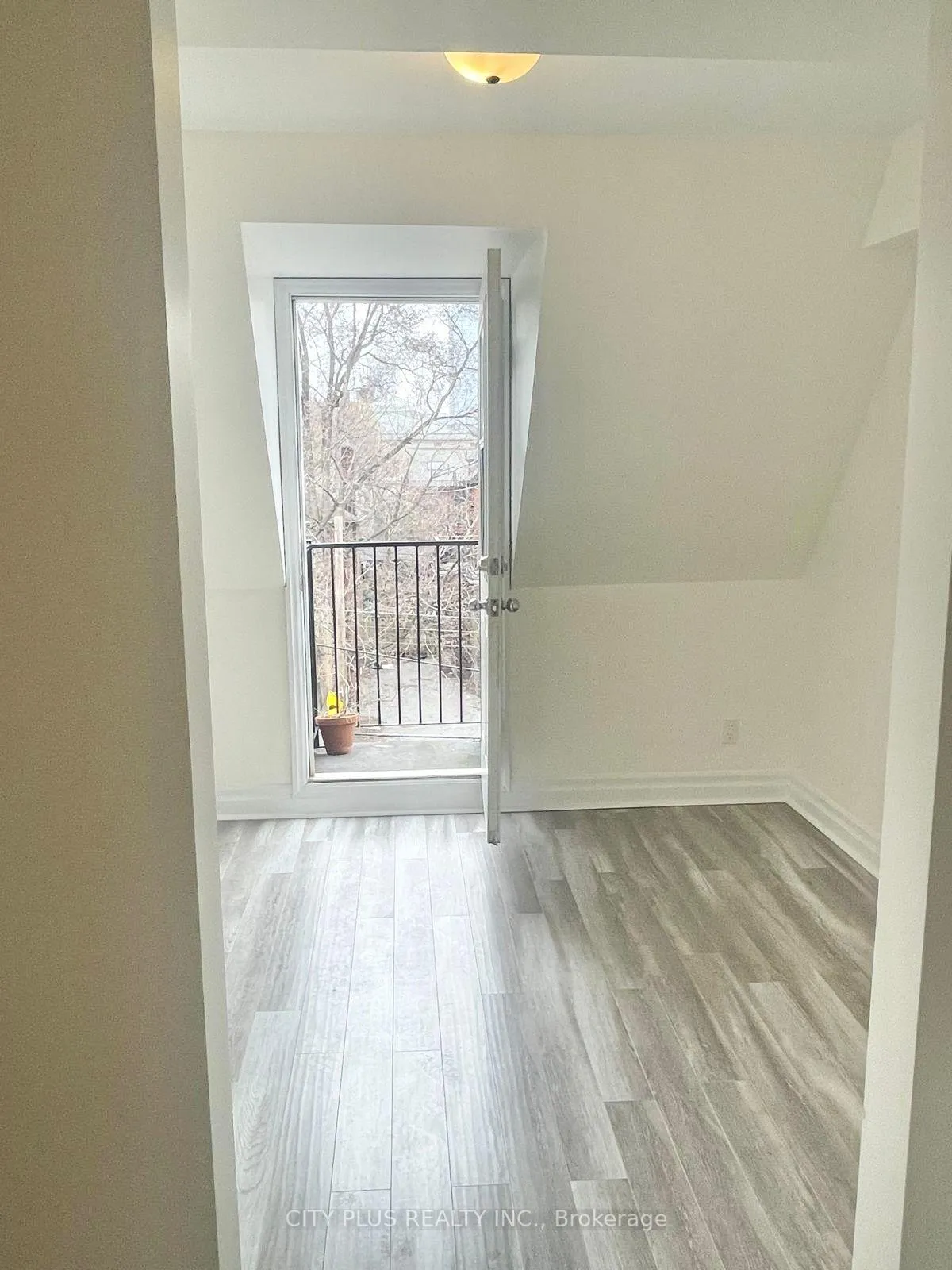 Front of Unit 301, 526 Huron Street
