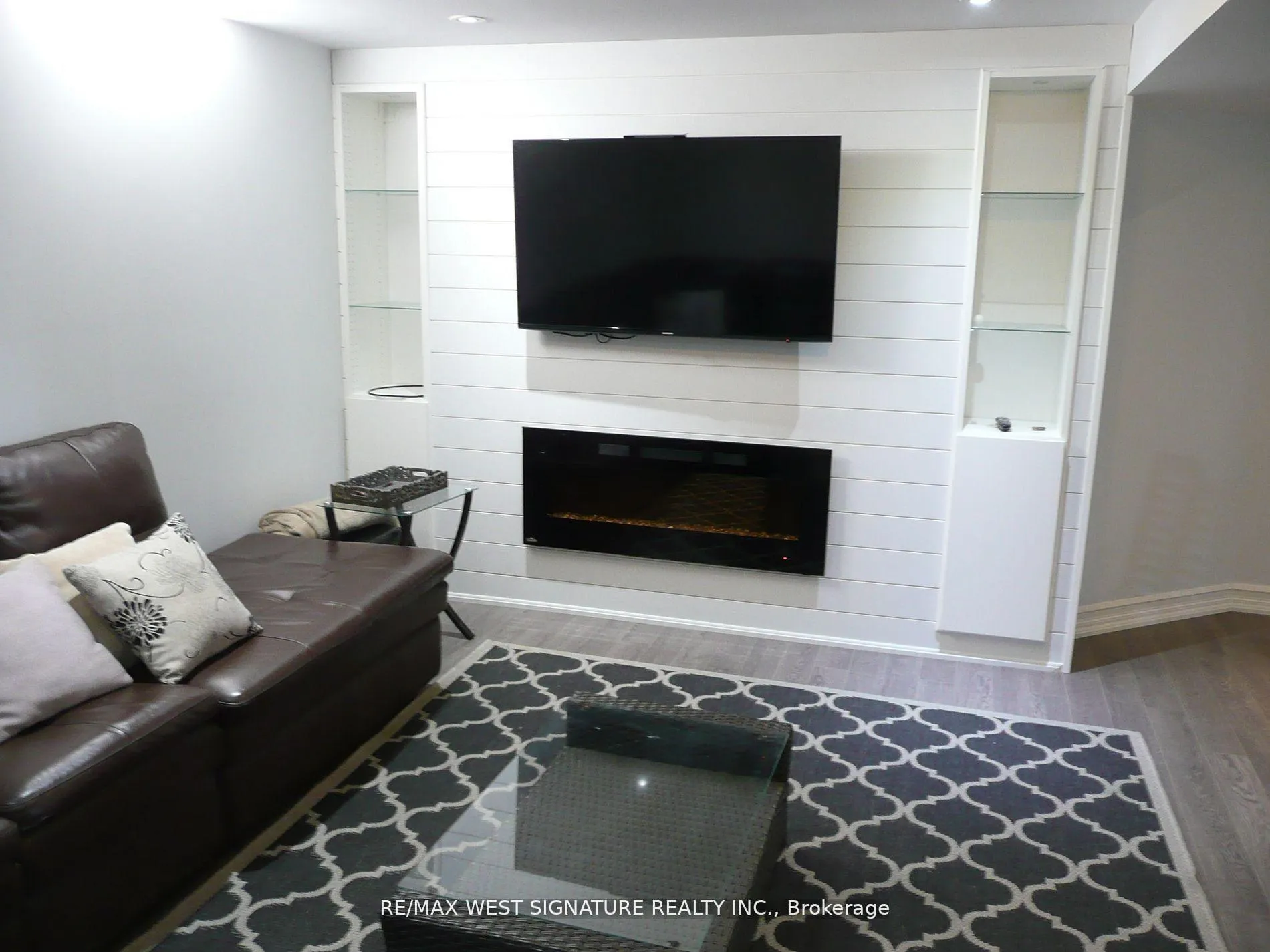 Photo 5 of 70 Robertson Close, Vaughan, Maple — HOMEH