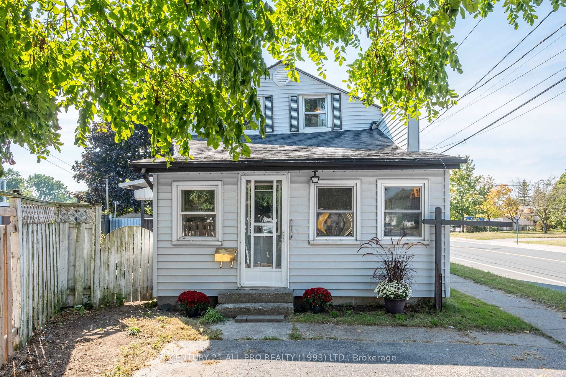 Front of 267 University Avenue W