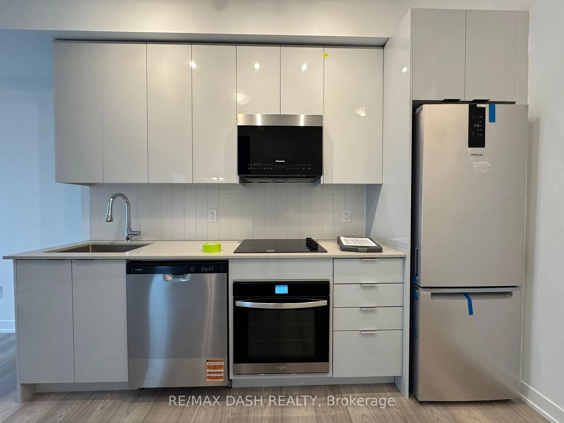 Photo 2 of Unit 819, 10 Abeja Street, Vaughan, Concord — HOMEH