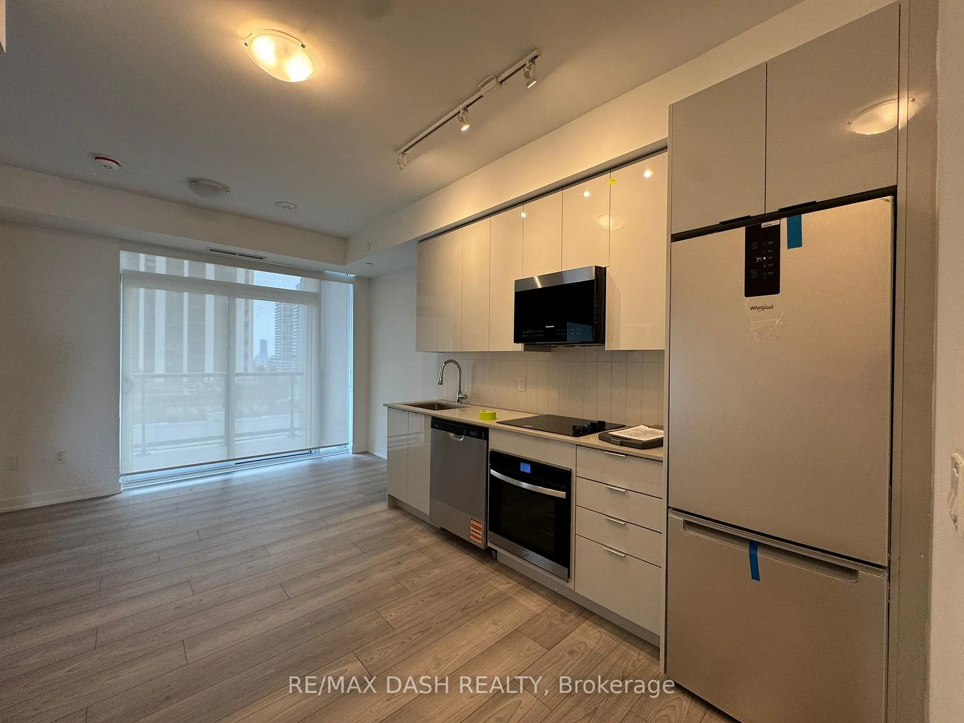 Photo 3 of Unit 819, 10 Abeja Street, Vaughan, Concord — HOMEH