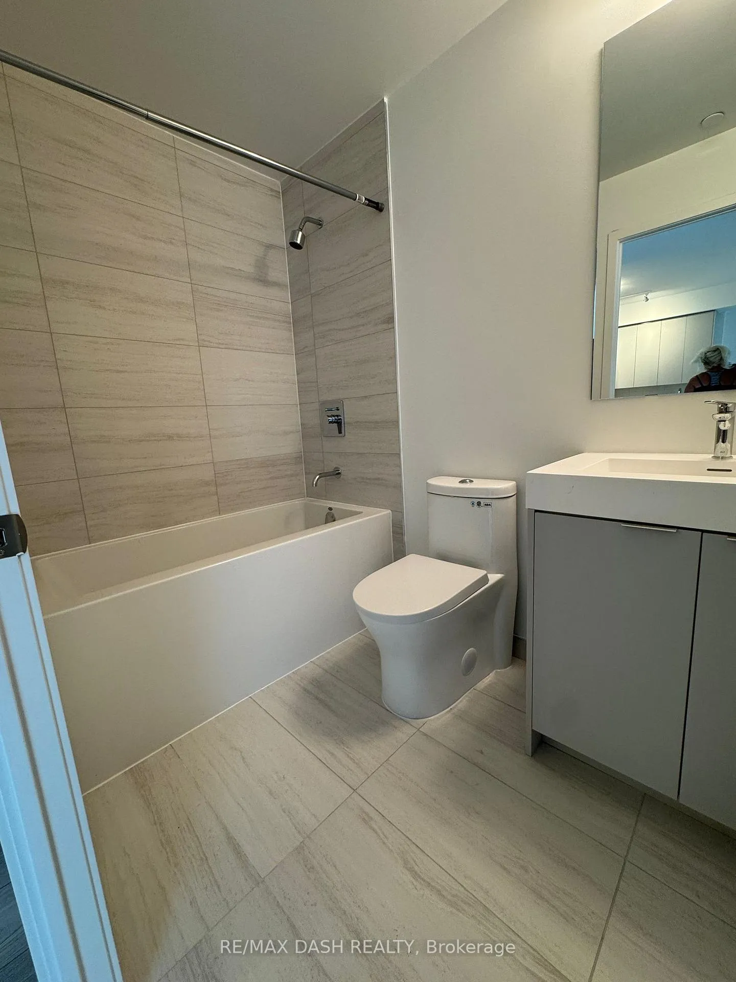 Photo 8 of Unit 819, 10 Abeja Street, Vaughan, Concord — HOMEH
