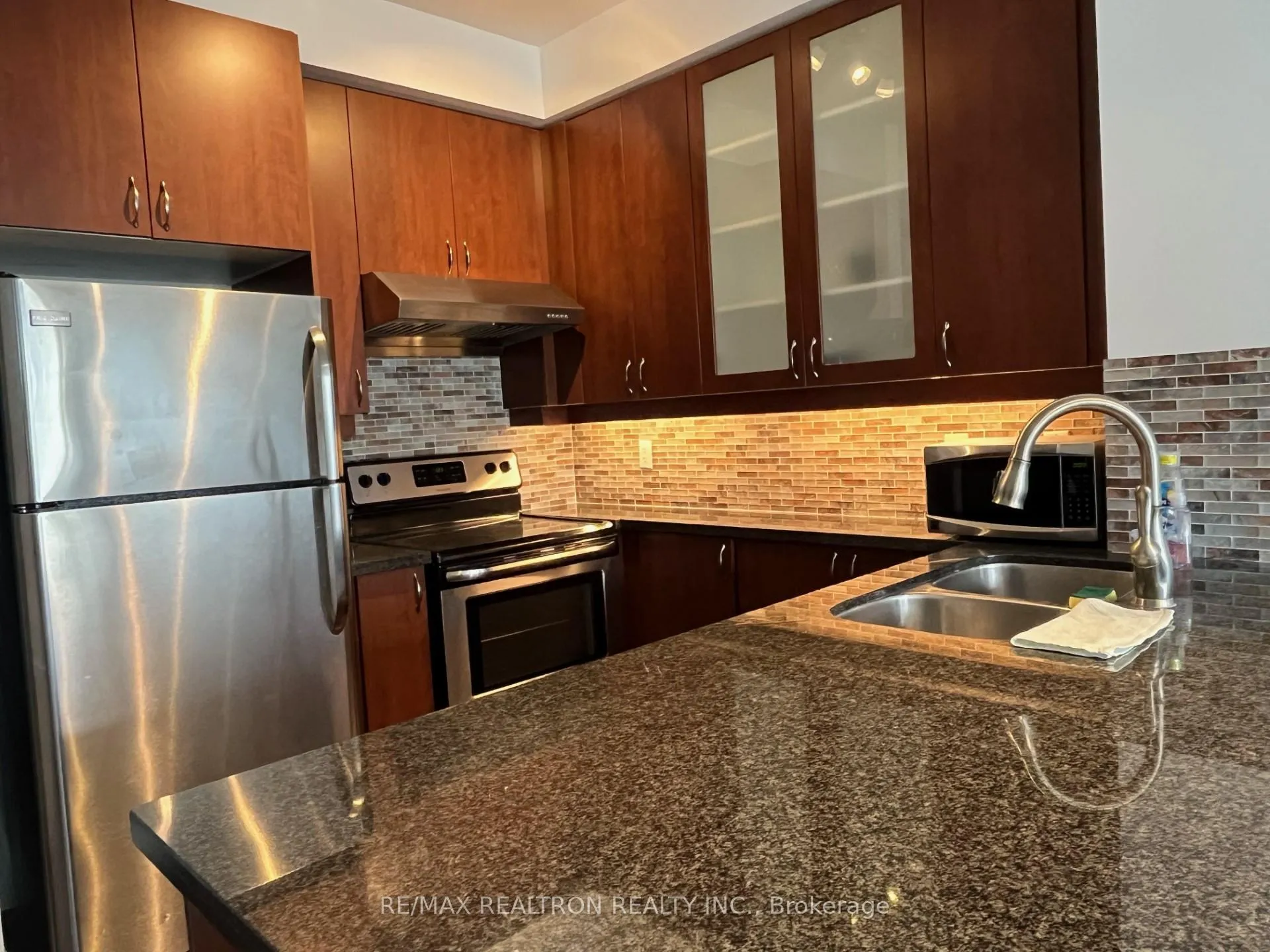 Photo 5 of Unit 801, 111 Upper Duke Crescent, Markham, Unionville — HOMEH