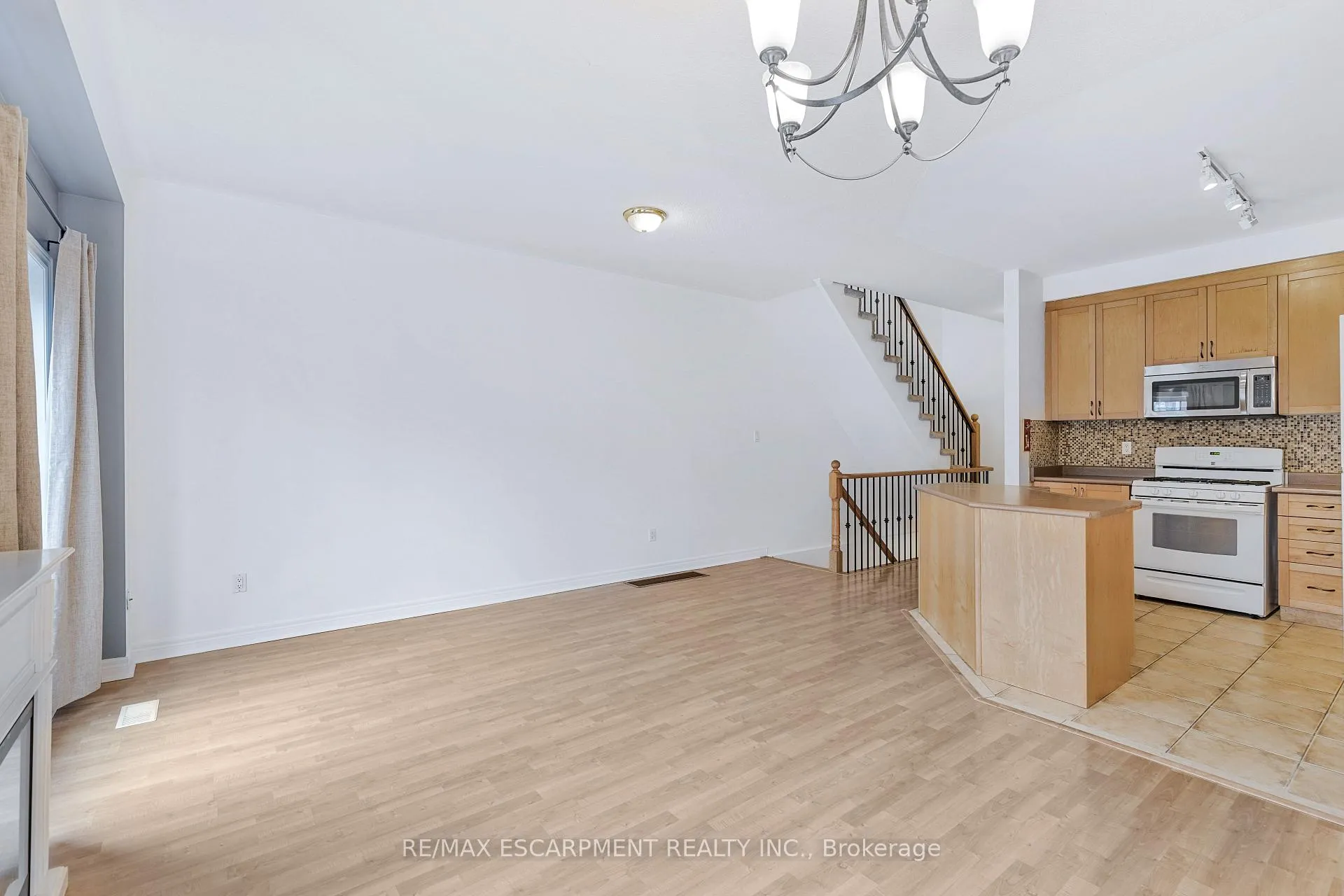 Photo 5 of Unit 110, 100 Beddoe Drive, Hamilton, Kirkendall — HOMEH