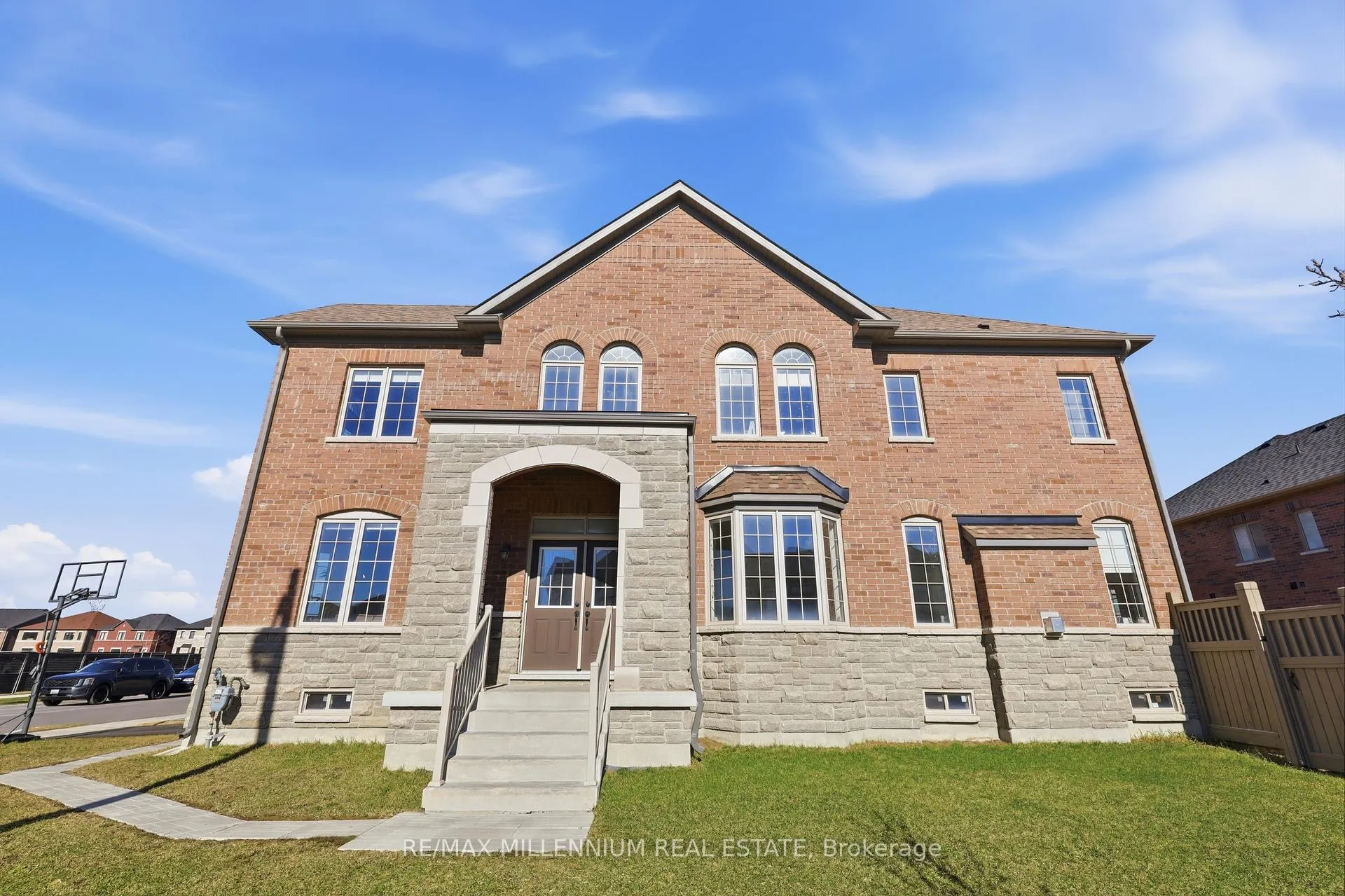 Photo 3 of 42 Port Renfrew, Vaughan, Kleinburg — HOMEH
