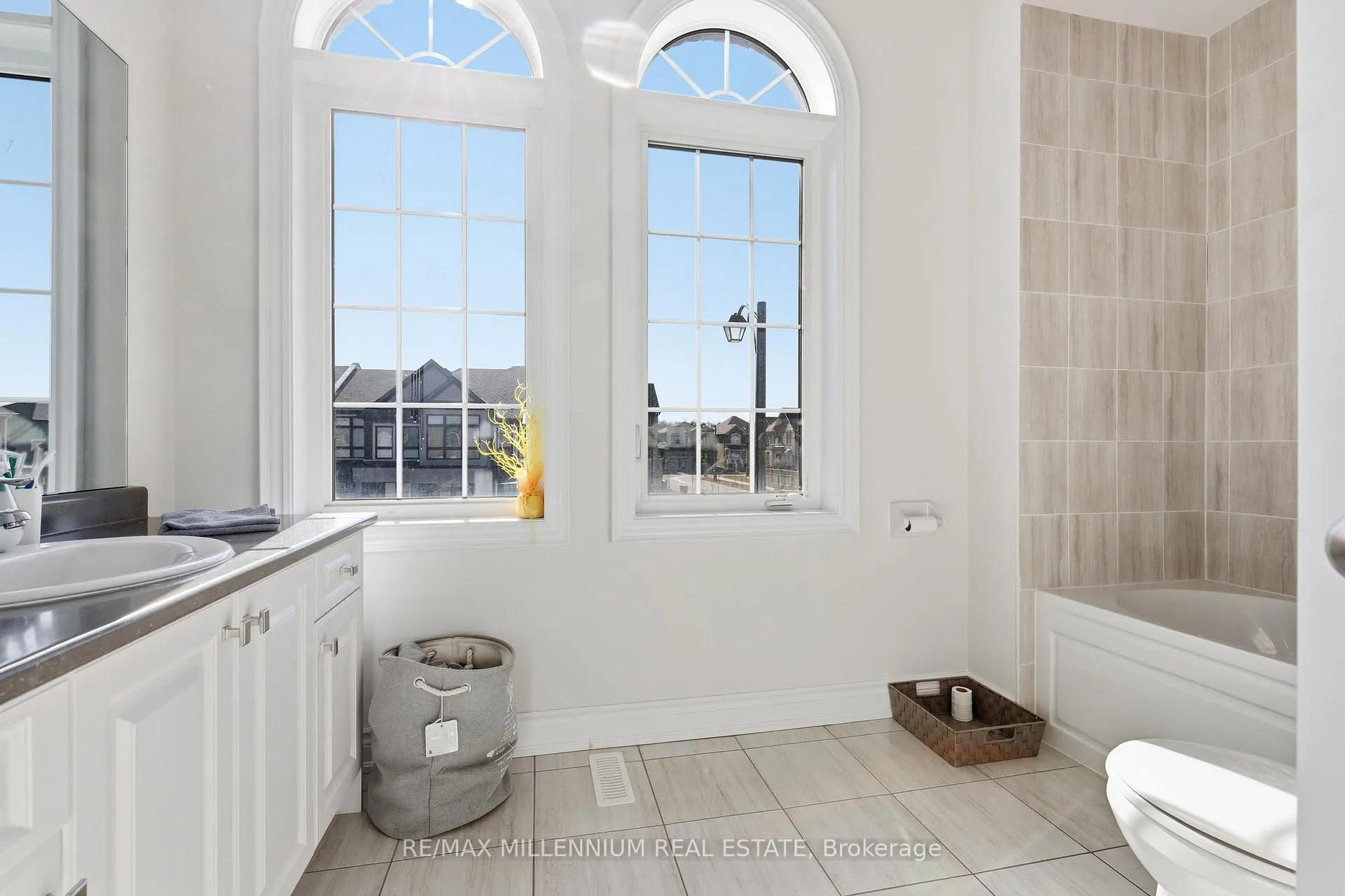 Photo 15 of 42 Port Renfrew, Vaughan, Kleinburg — HOMEH