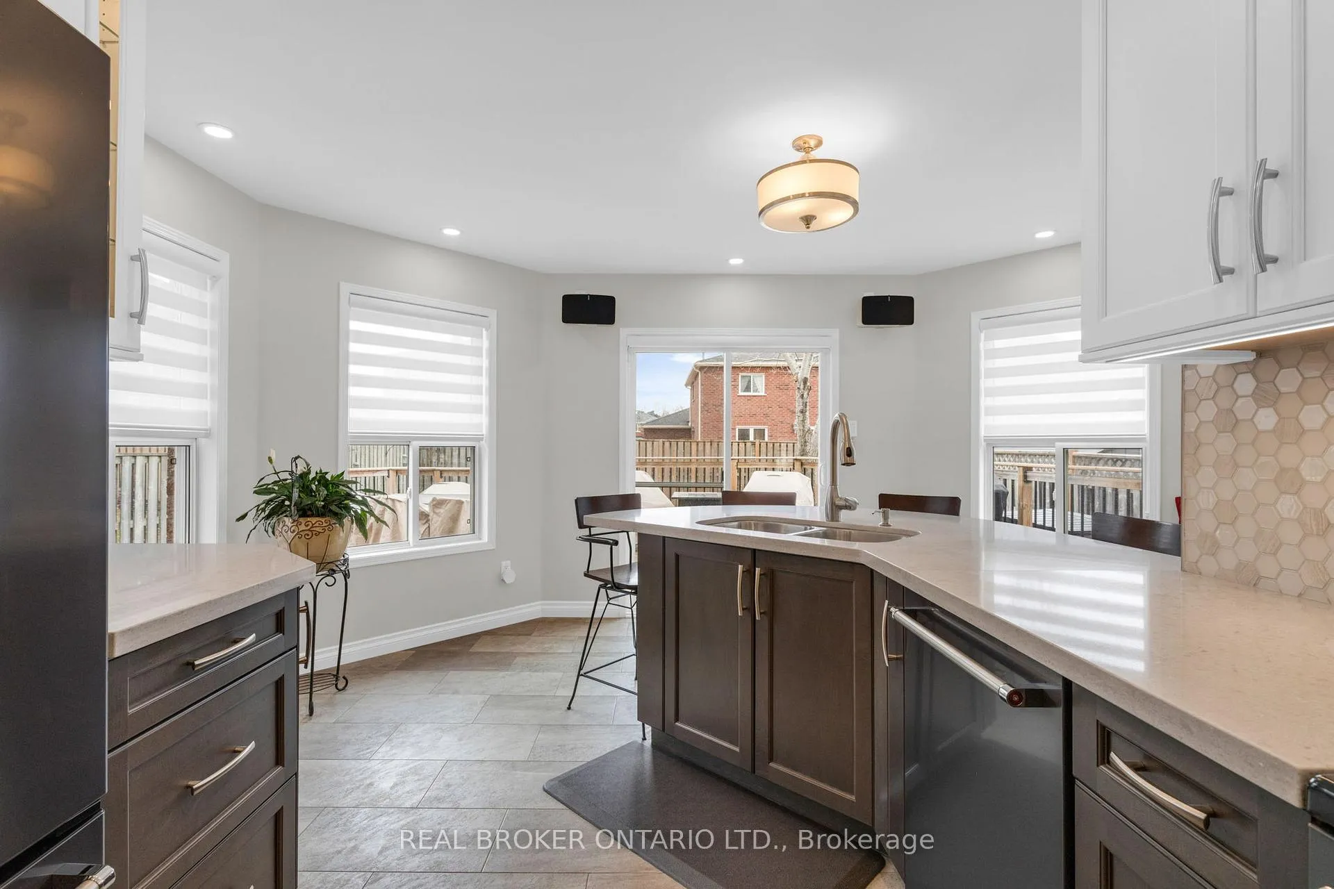 Photo 10 of 53 Taylor Drive, Barrie, Bayshore — HOMEH