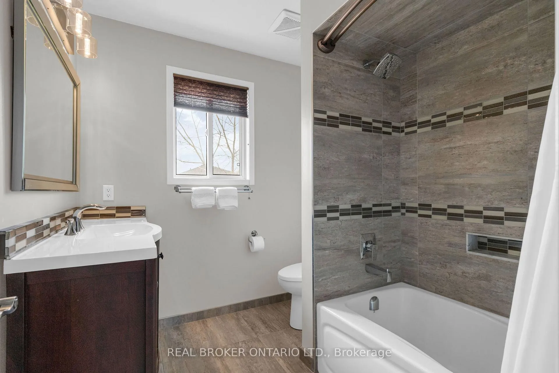 Photo 23 of 53 Taylor Drive, Barrie, Bayshore — HOMEH
