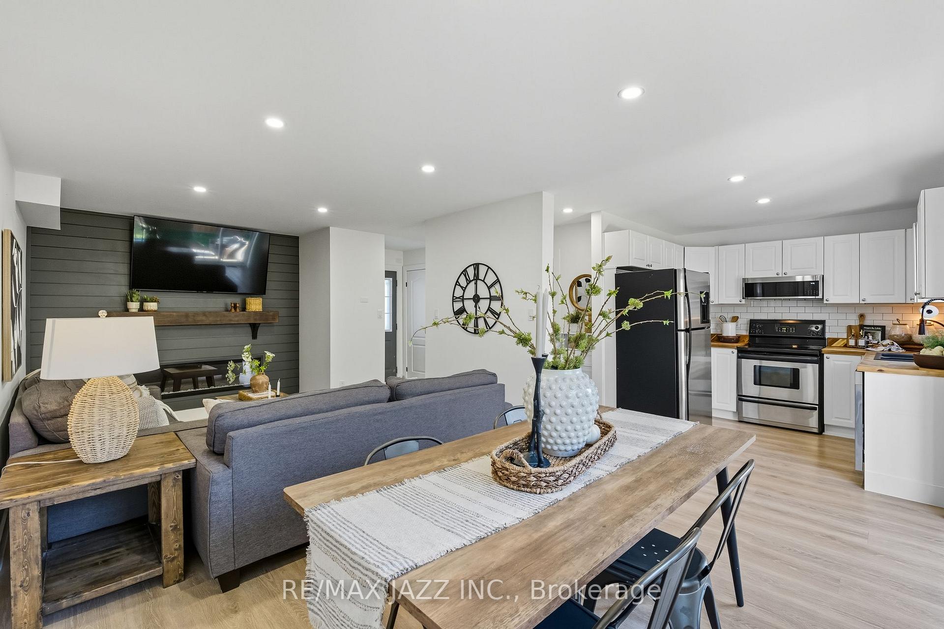 Photo 14 of 16 Carveth Crescent, Clarington, Newcastle — HOMEH