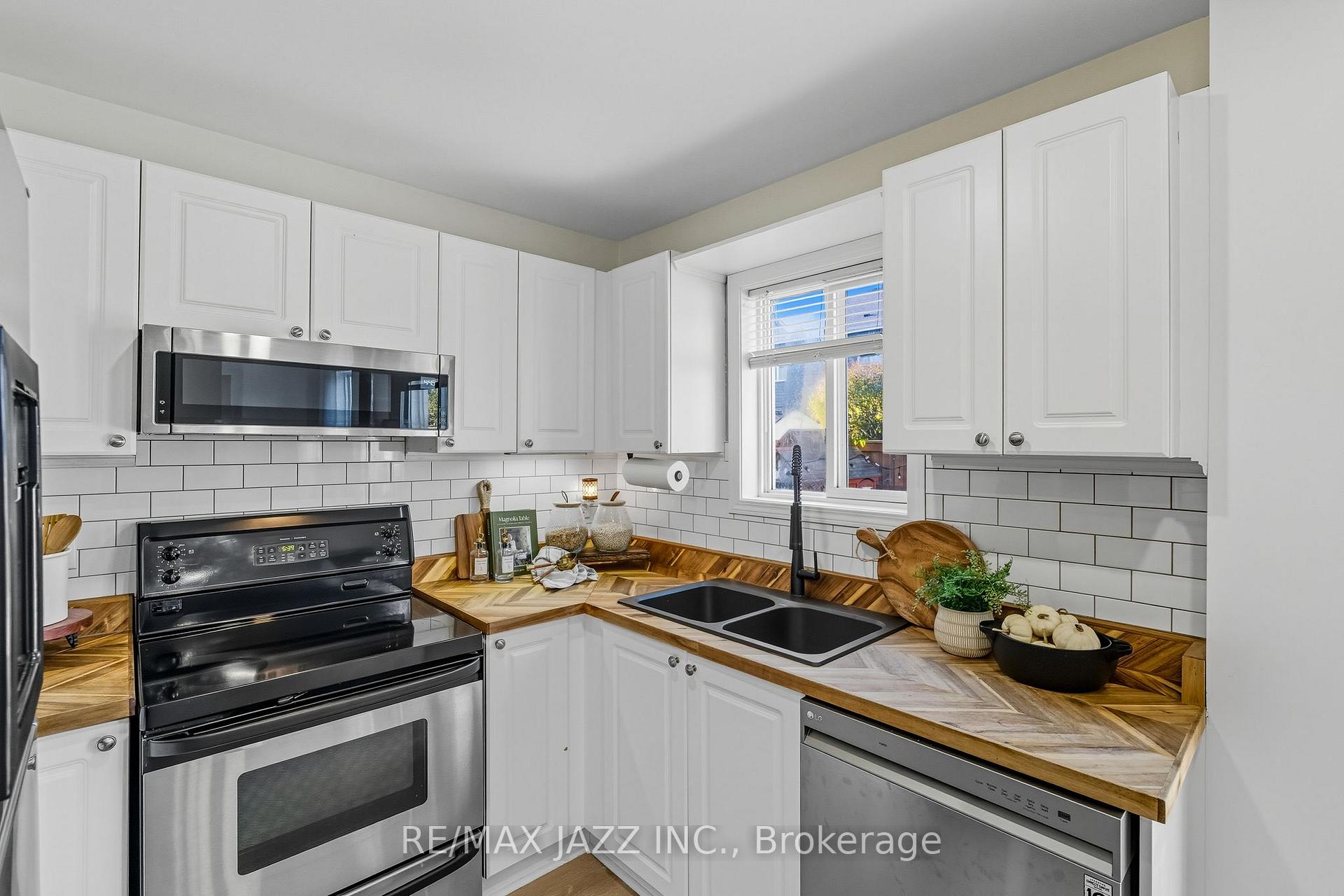 Photo 18 of 16 Carveth Crescent, Clarington, Newcastle — HOMEH