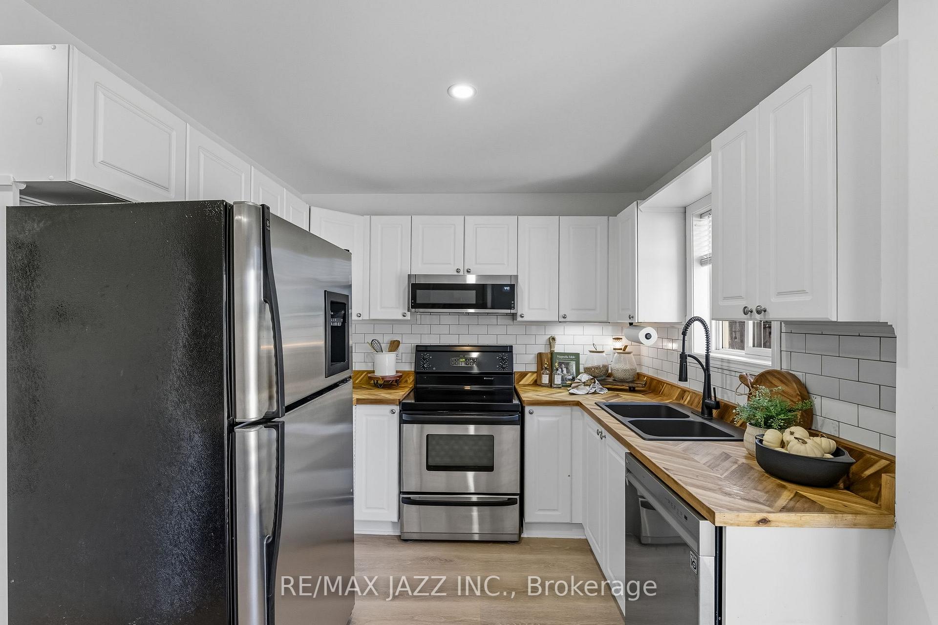 Photo 19 of 16 Carveth Crescent, Clarington, Newcastle — HOMEH