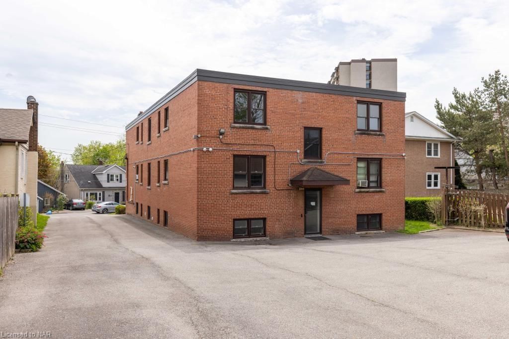 Photo 3 of 26 Gale Crescent, St. Catharines, E. Chester — HOMEH