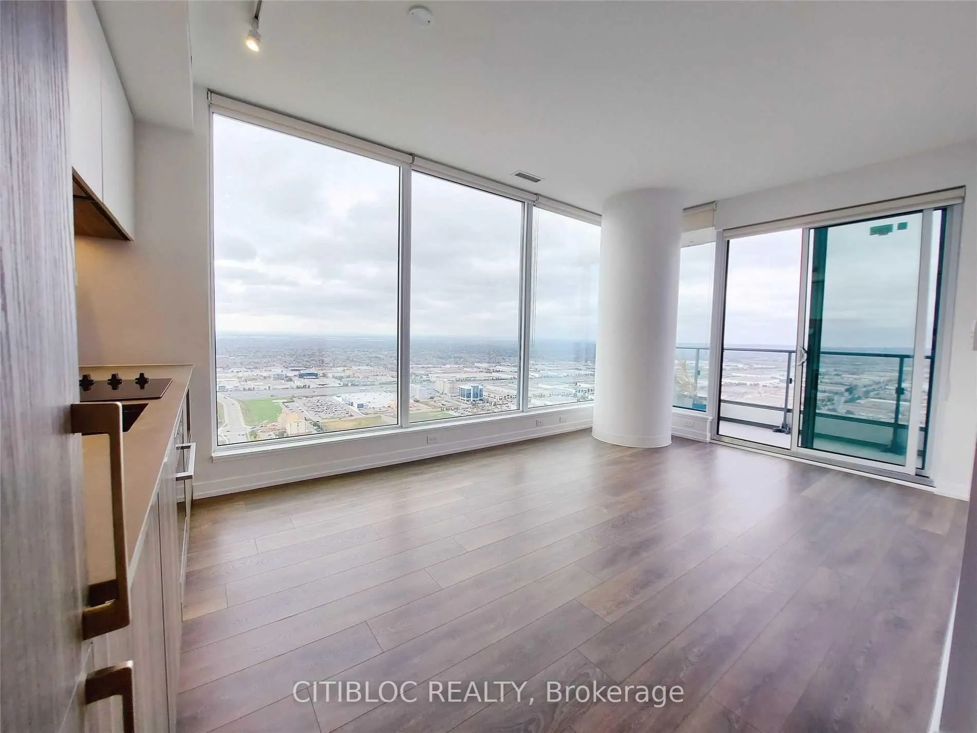Photo 4 of Unit 6103, 898 Portage Parkway, Vaughan, East Woodbridge — HOMEH