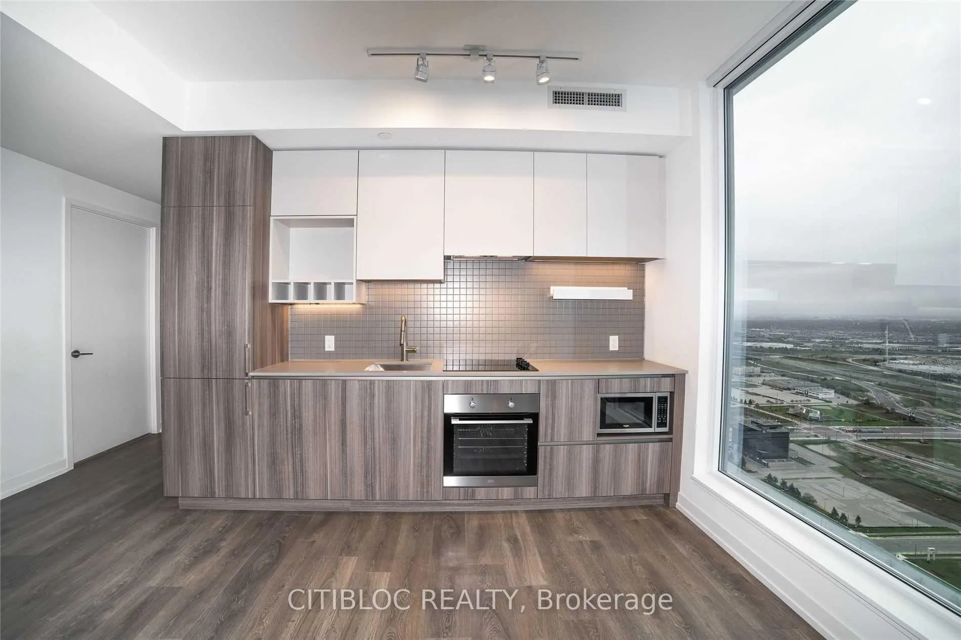 Photo 5 of Unit 6103, 898 Portage Parkway, Vaughan, East Woodbridge — HOMEH