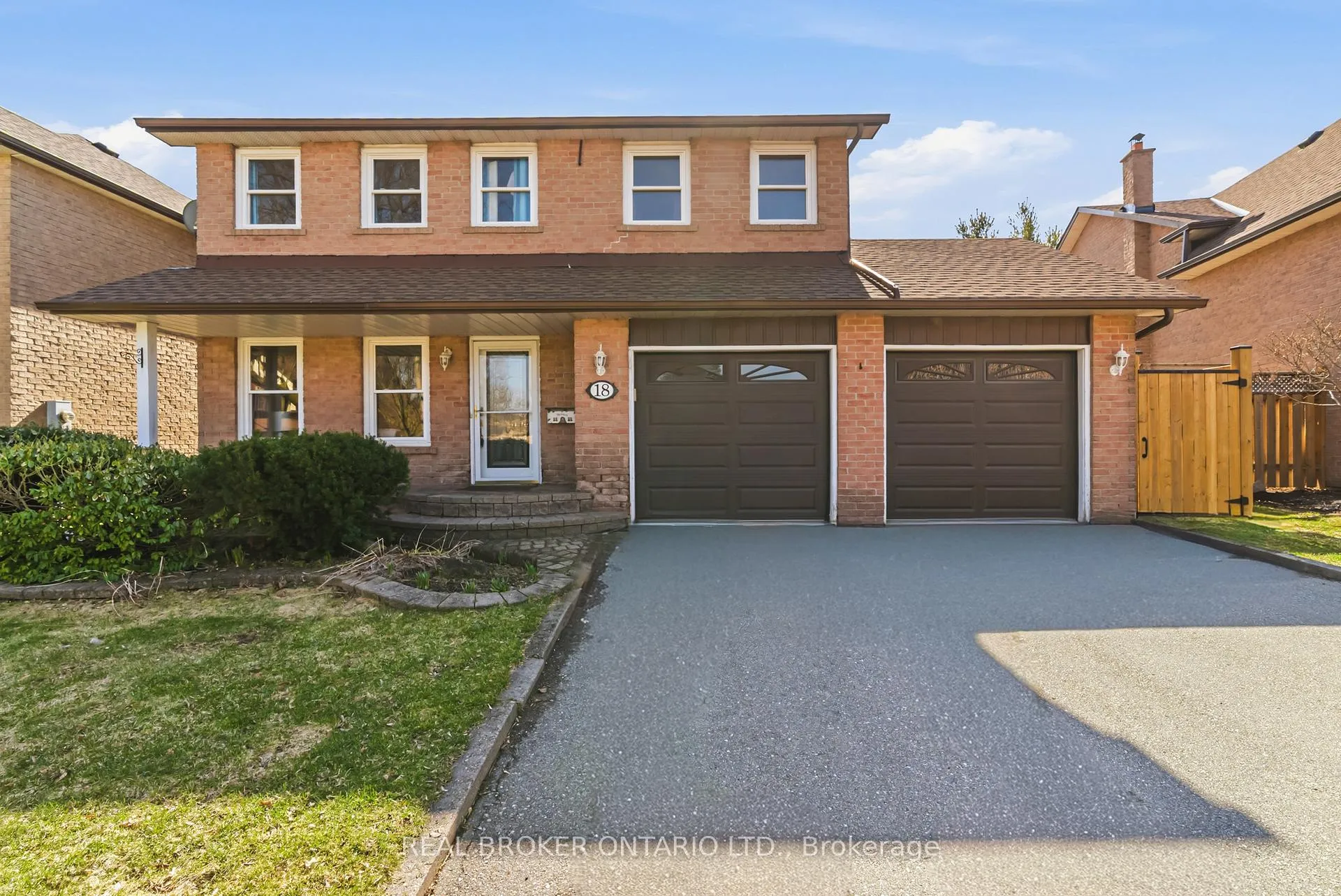 Photo 2 of 18 Cotswold Court, Halton Hills, Georgetown — HOMEH