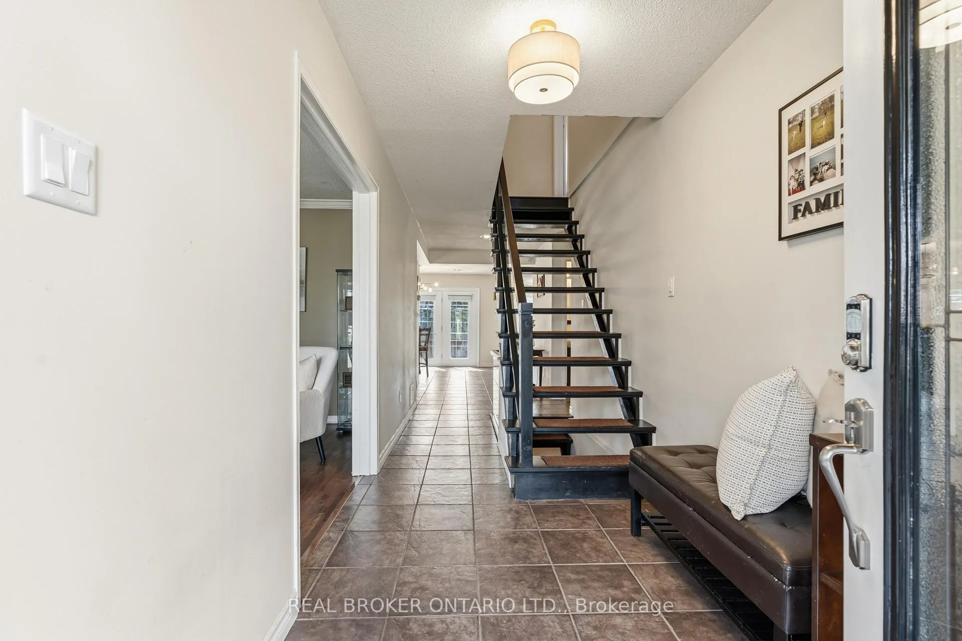 Photo 3 of 18 Cotswold Court, Halton Hills, Georgetown — HOMEH