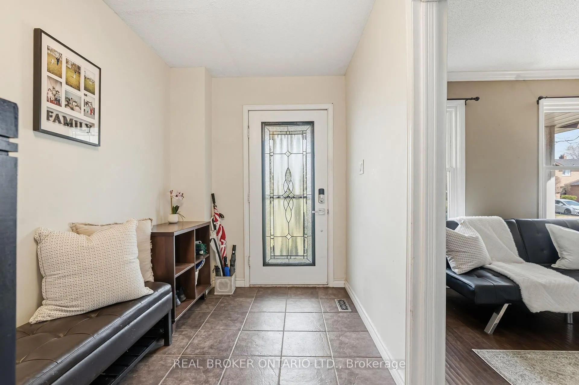 Photo 4 of 18 Cotswold Court, Halton Hills, Georgetown — HOMEH