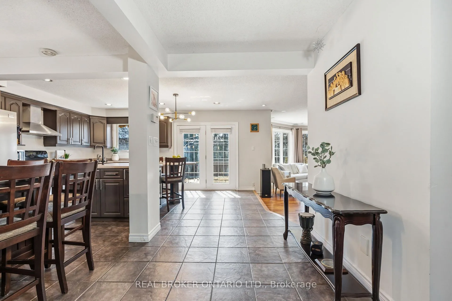 Photo 9 of 18 Cotswold Court, Halton Hills, Georgetown — HOMEH