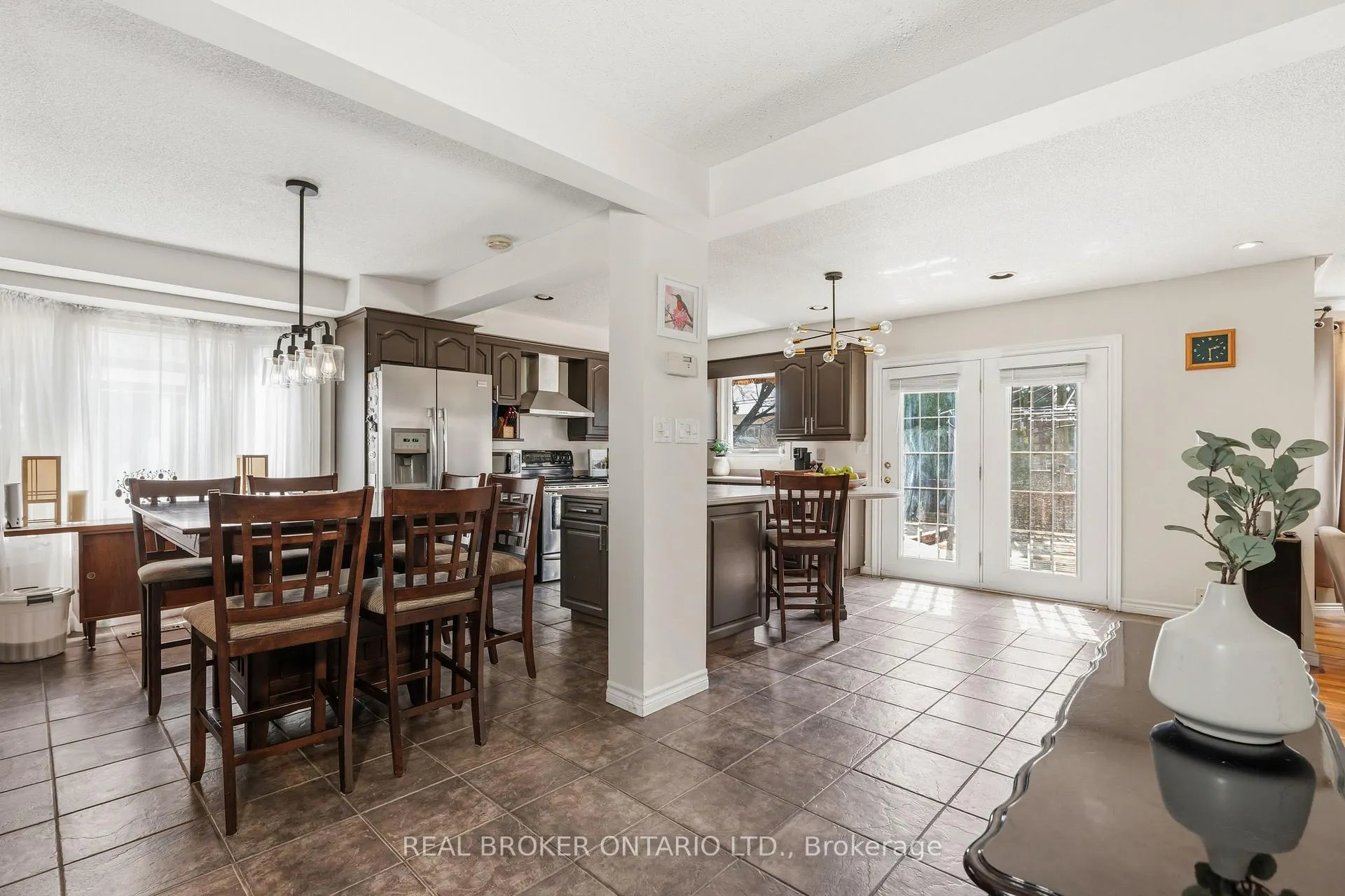 Photo 10 of 18 Cotswold Court, Halton Hills, Georgetown — HOMEH