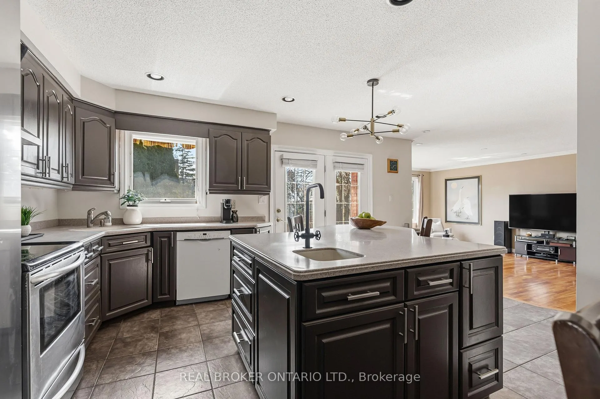Photo 12 of 18 Cotswold Court, Halton Hills, Georgetown — HOMEH