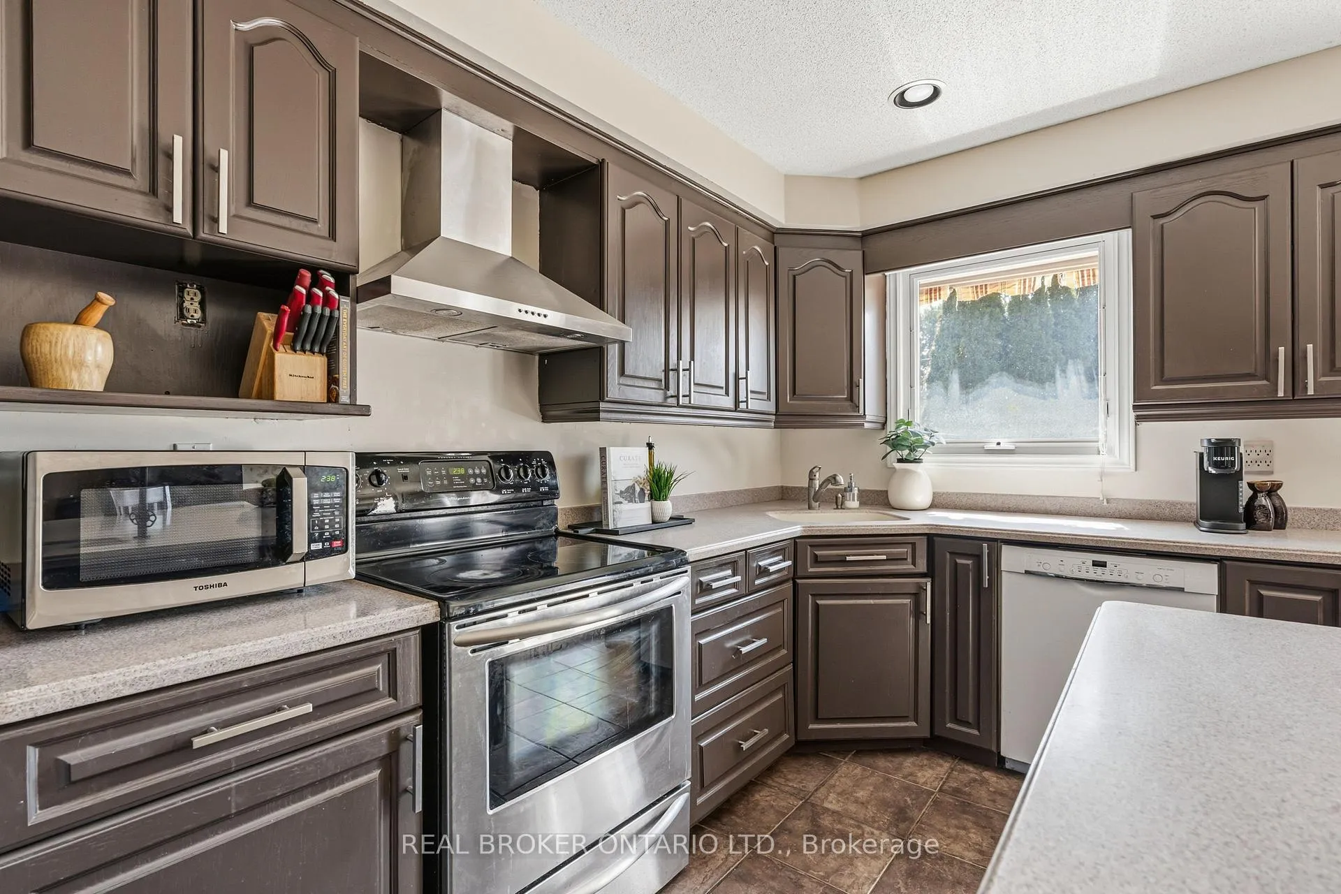 Photo 13 of 18 Cotswold Court, Halton Hills, Georgetown — HOMEH