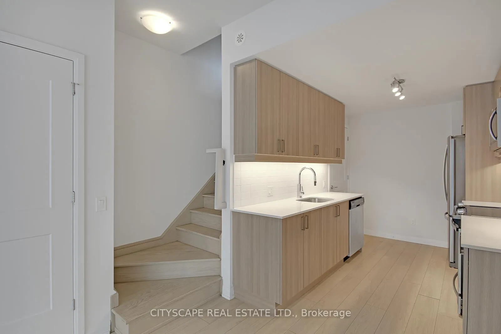 Photo 10 of Unit TH 53, 1020 Portage Parkway, Vaughan, Concord — HOMEH