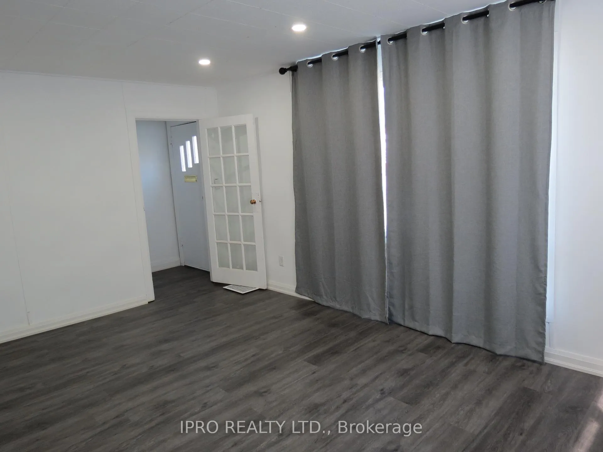 Photo 2 of 33 Chester Road, Hamilton, Stoney Creek — HOMEH