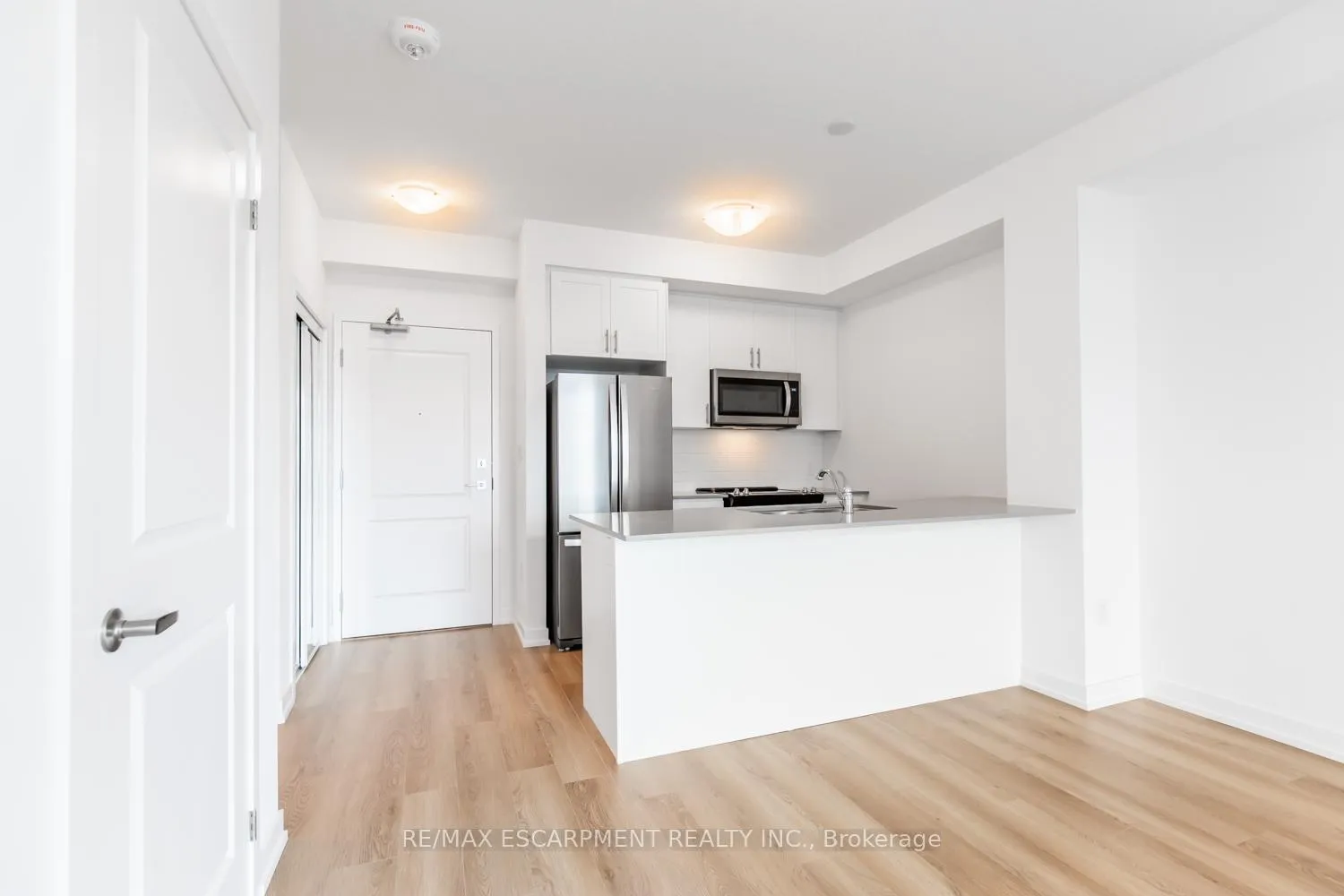 Photo 3 of Unit 523, 10 Mallard Trail, Hamilton, Waterdown — HOMEH