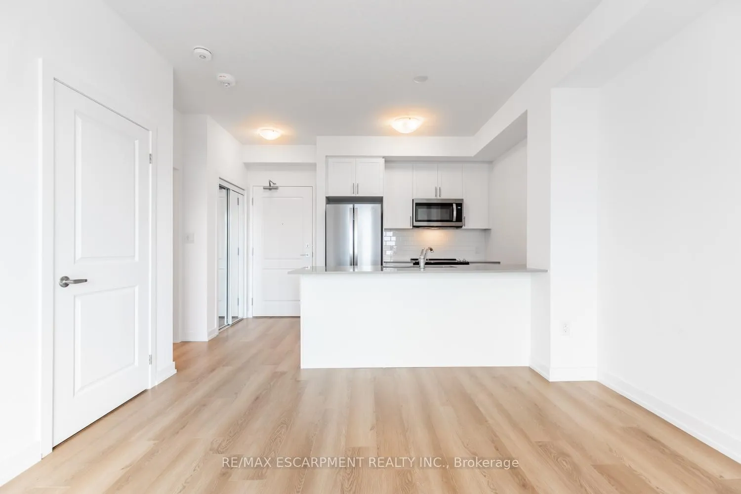Photo 4 of Unit 523, 10 Mallard Trail, Hamilton, Waterdown — HOMEH