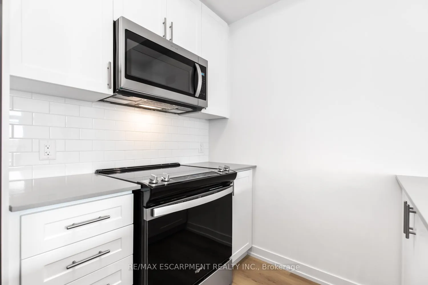 Photo 7 of Unit 523, 10 Mallard Trail, Hamilton, Waterdown — HOMEH