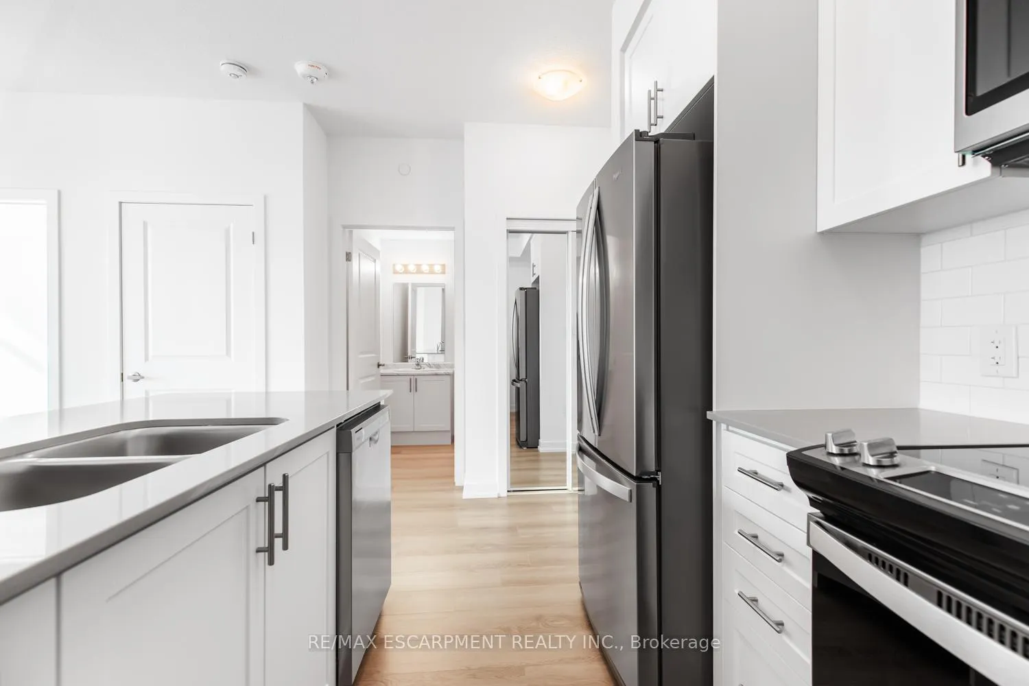 Photo 8 of Unit 523, 10 Mallard Trail, Hamilton, Waterdown — HOMEH