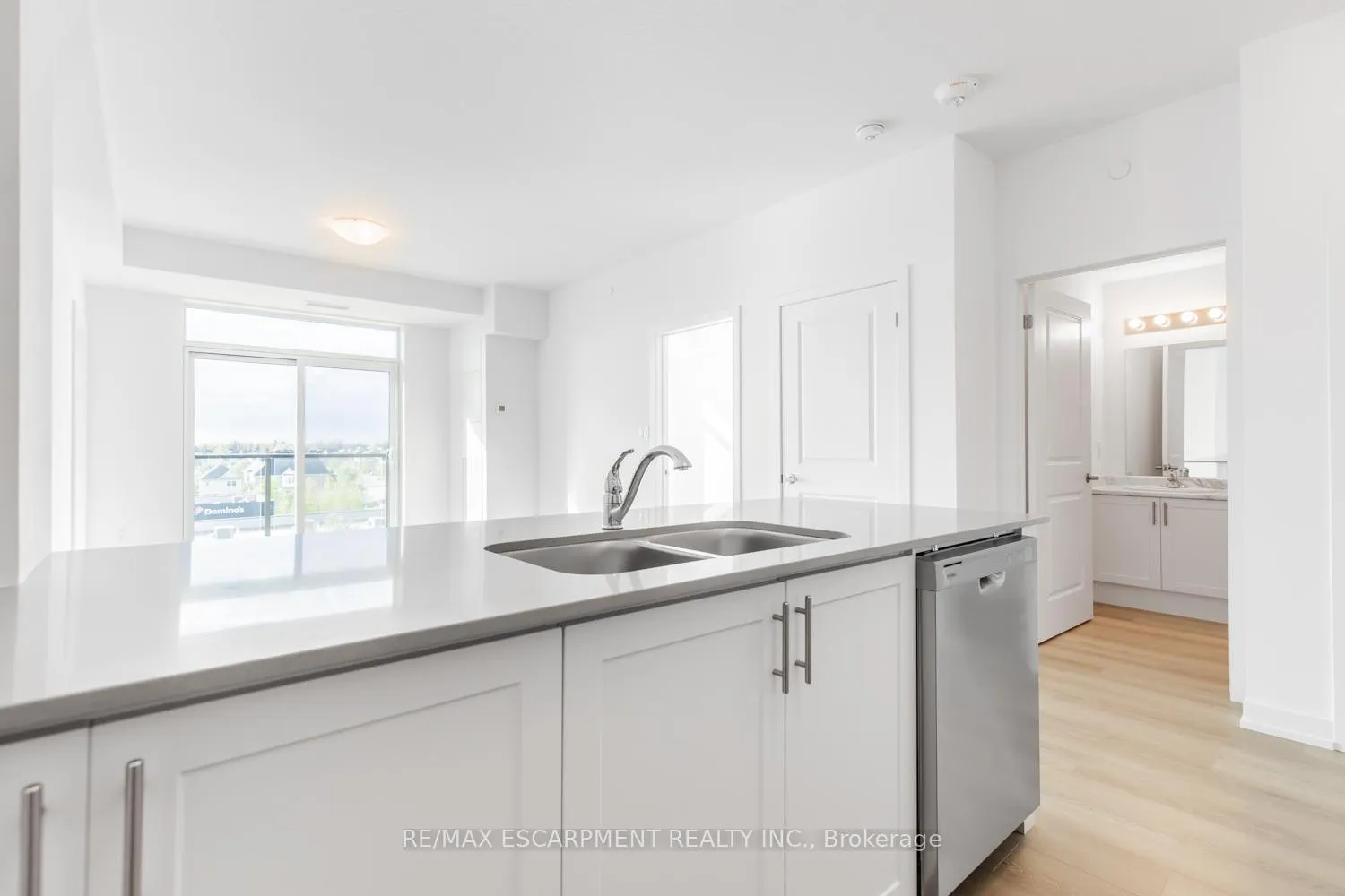 Photo 9 of Unit 523, 10 Mallard Trail, Hamilton, Waterdown — HOMEH