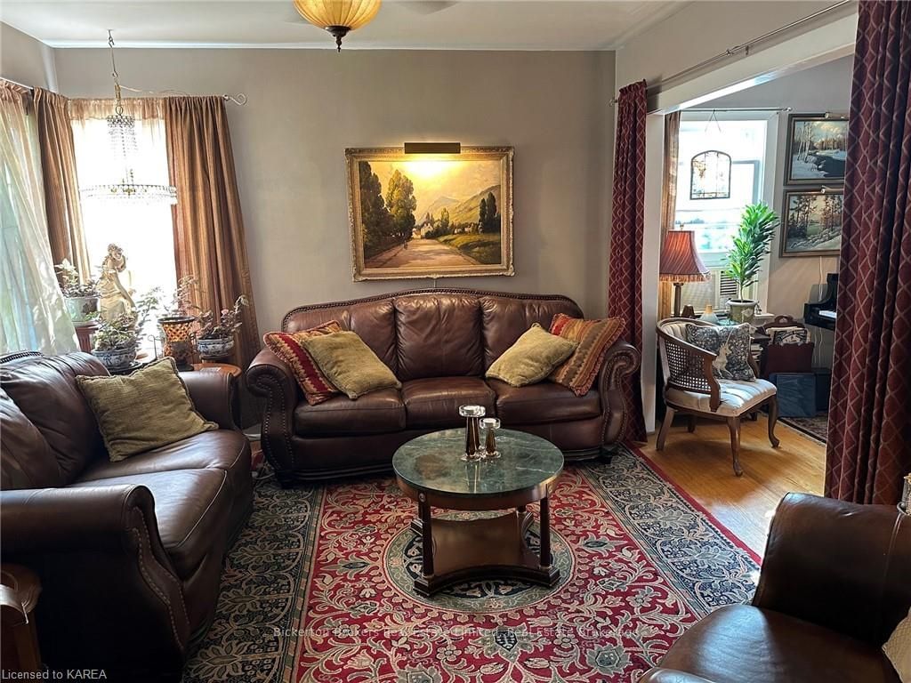 Photo 6 of 124 ARTHUR St, Gananoque — HOMEH