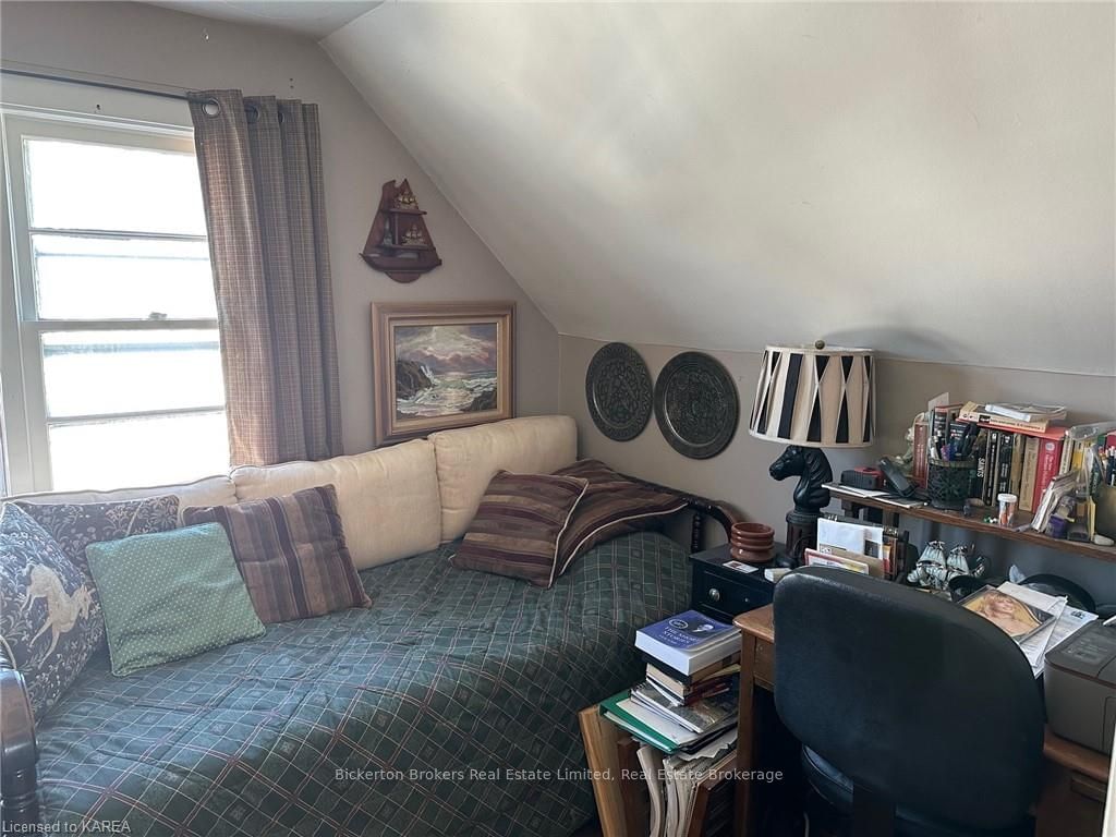 Photo 10 of 124 ARTHUR St, Gananoque — HOMEH
