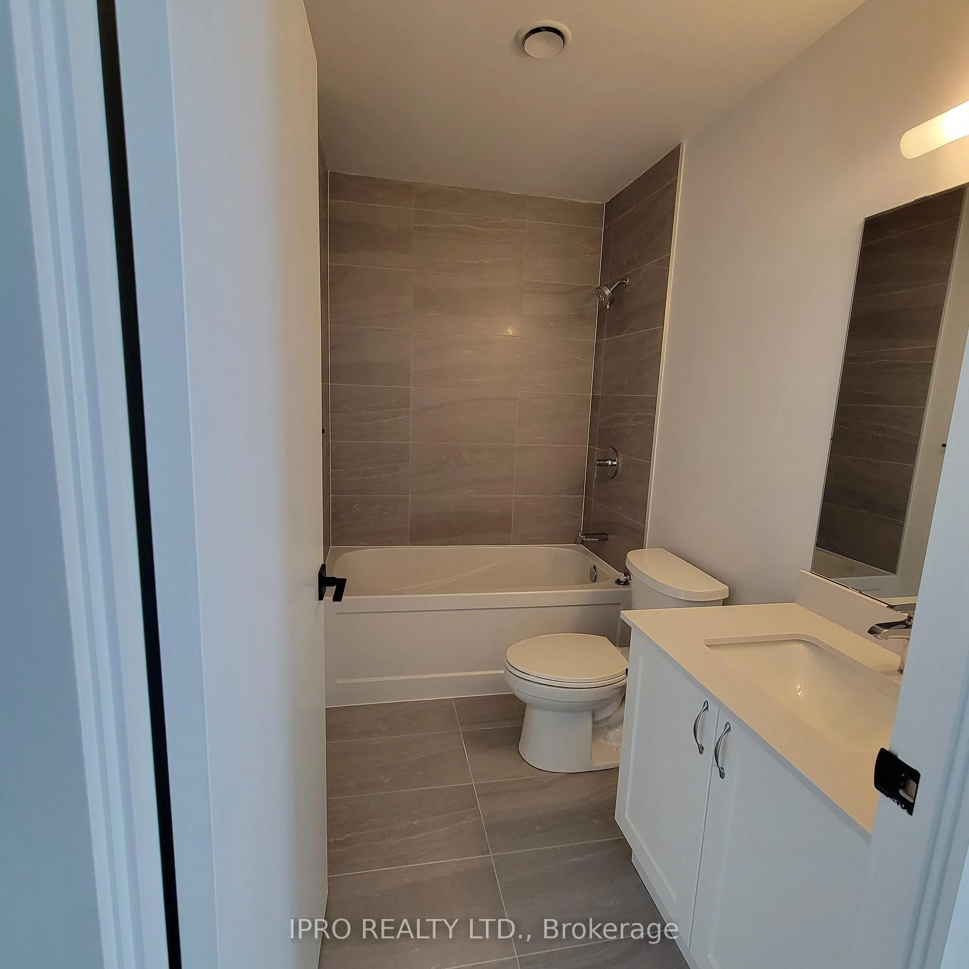 Photo 6 of Unit 1412, 2782 Barton Street, Hamilton, Riverdale — HOMEH