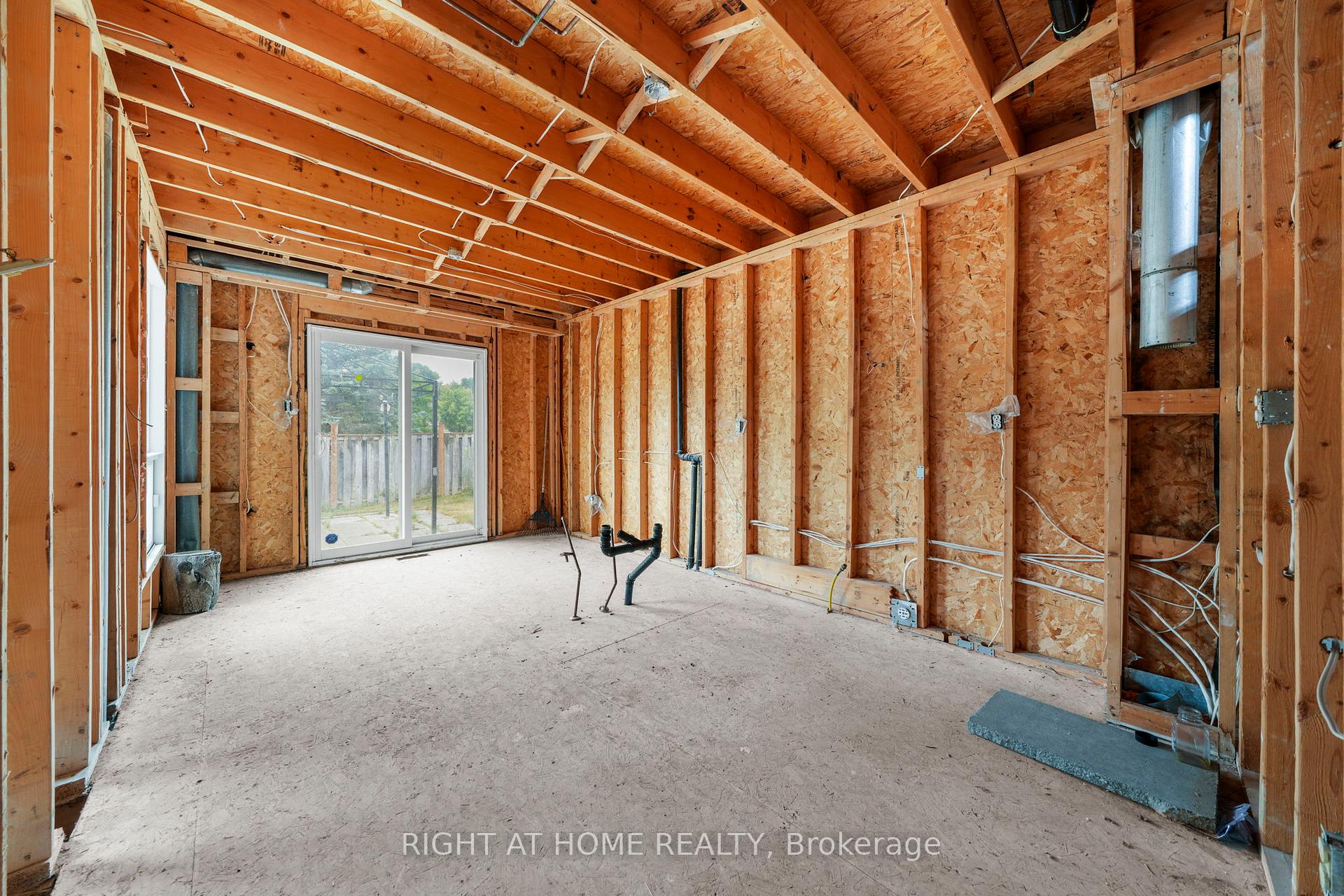 Photo 11 of 14 Barre Drive, Barrie, Painswick North — HOMEH