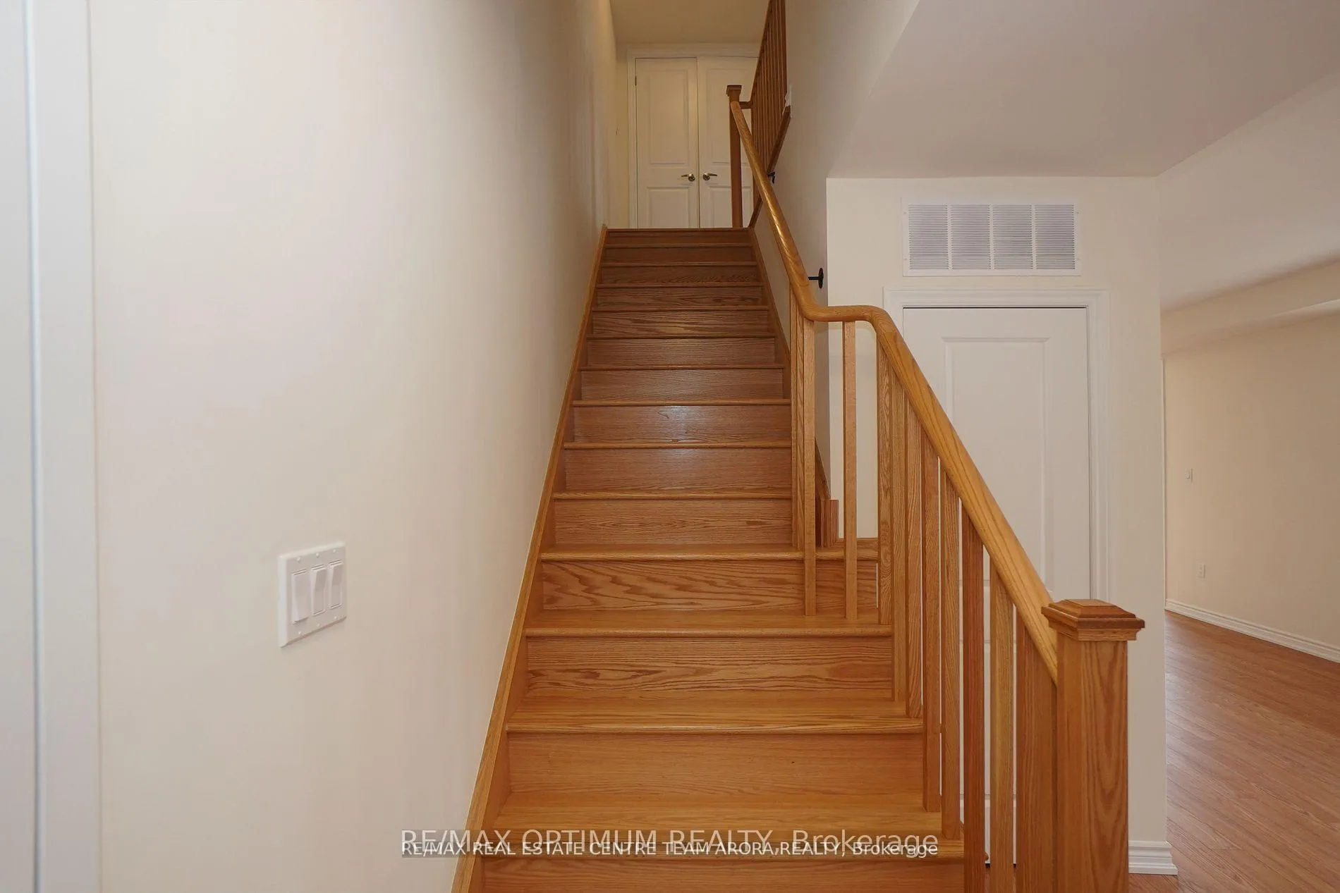 Photo 4 of Unit 11, 20 Knotsberry Circle, Brampton, Bram West — HOMEH