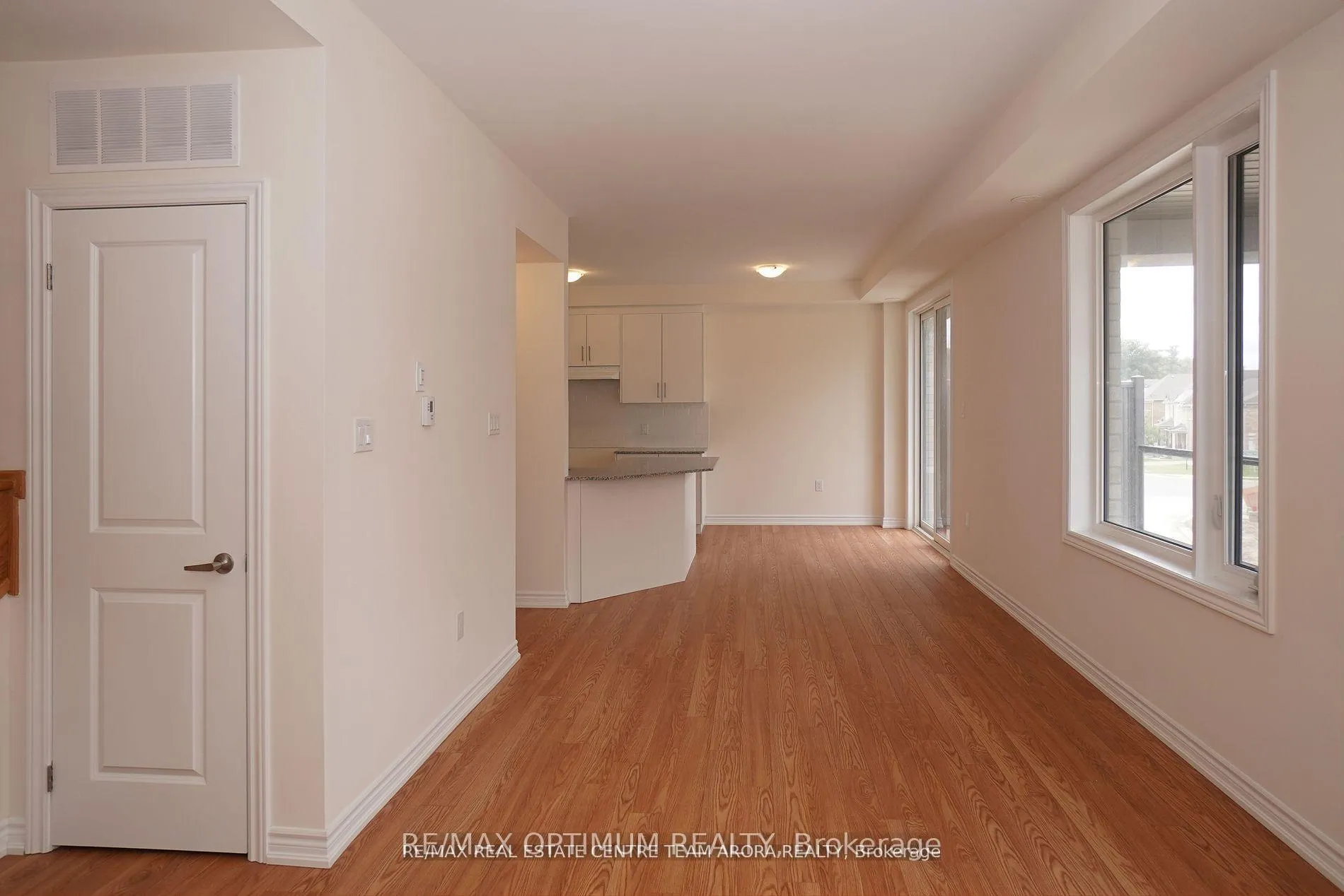 Photo 5 of Unit 11, 20 Knotsberry Circle, Brampton, Bram West — HOMEH